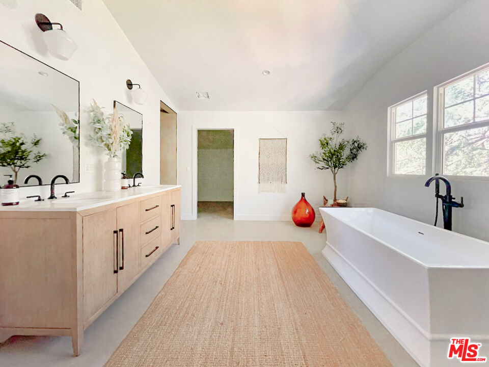 104 W Loma Alta Dr