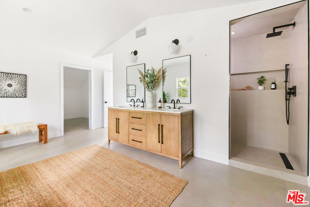 104 W Loma Alta Dr