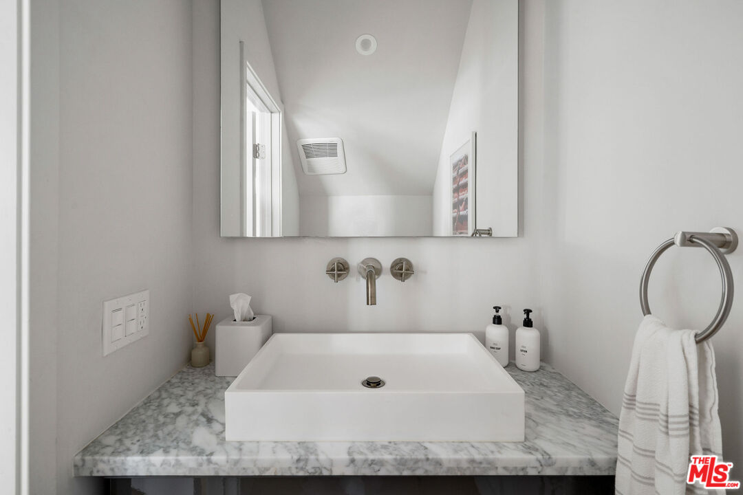 7912 Blackburn Ave Unit: 11