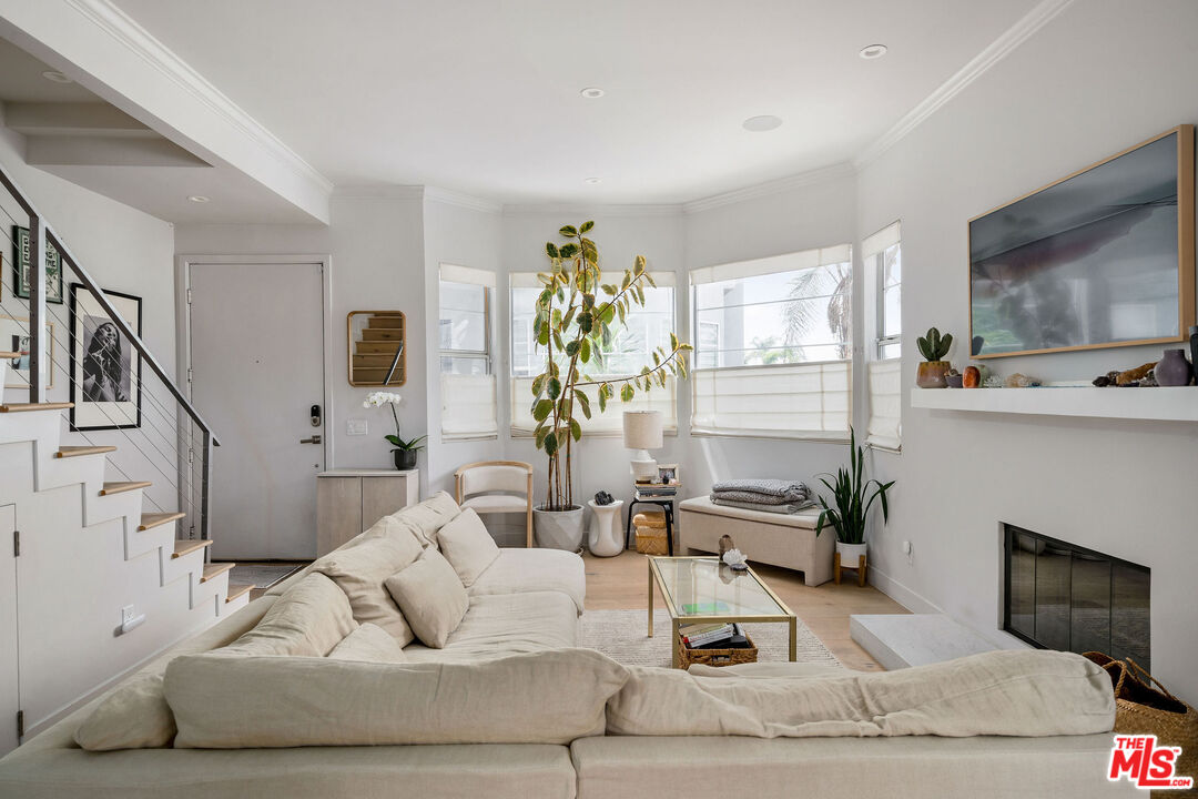 7912 Blackburn Ave Unit: 11