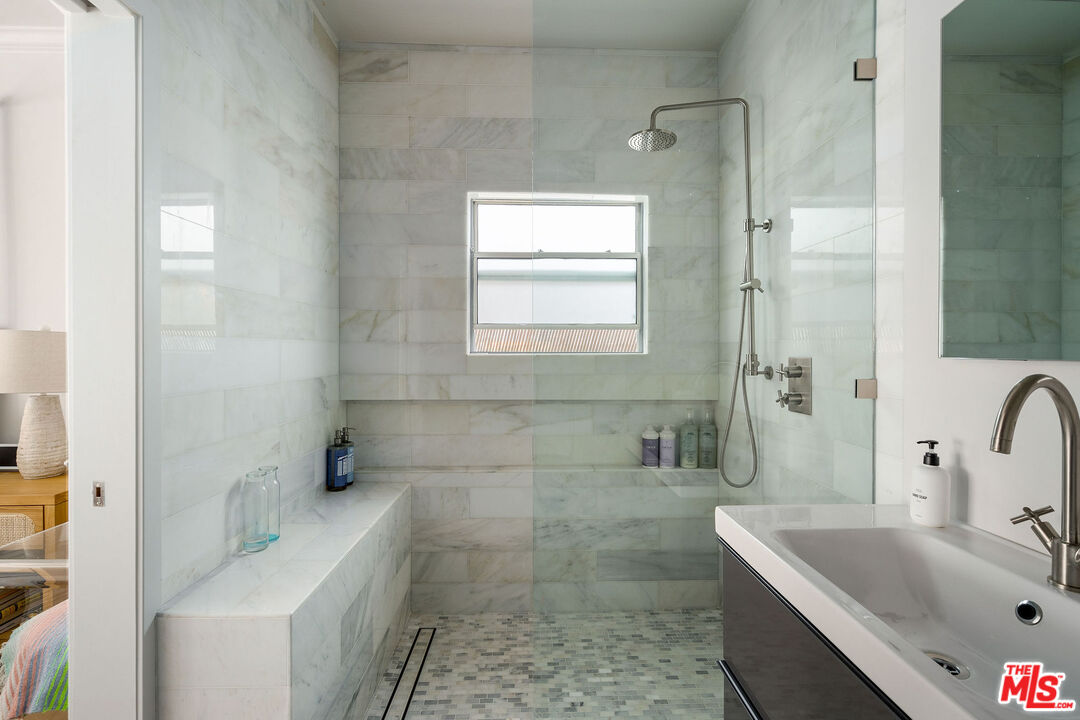 7912 Blackburn Ave Unit: 11