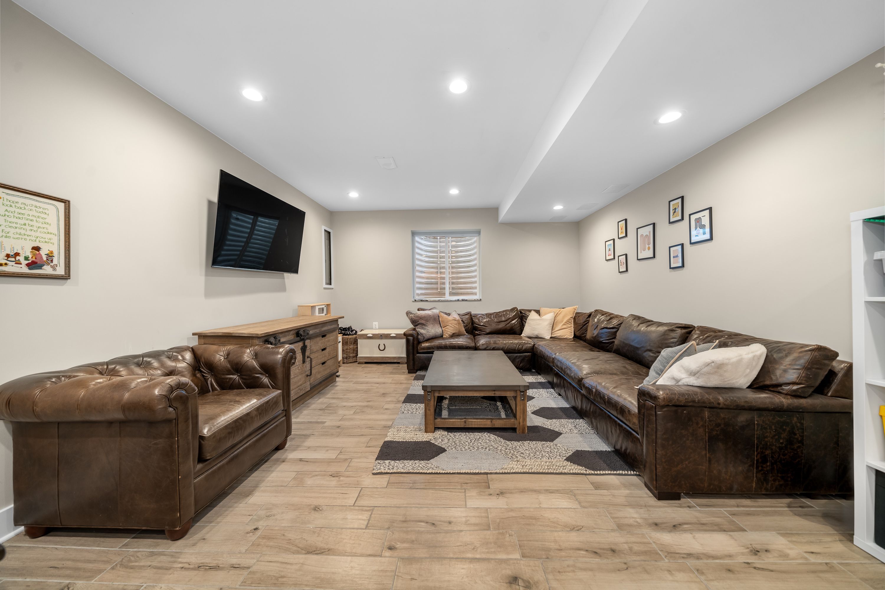 3906 HILLSIDE Drive