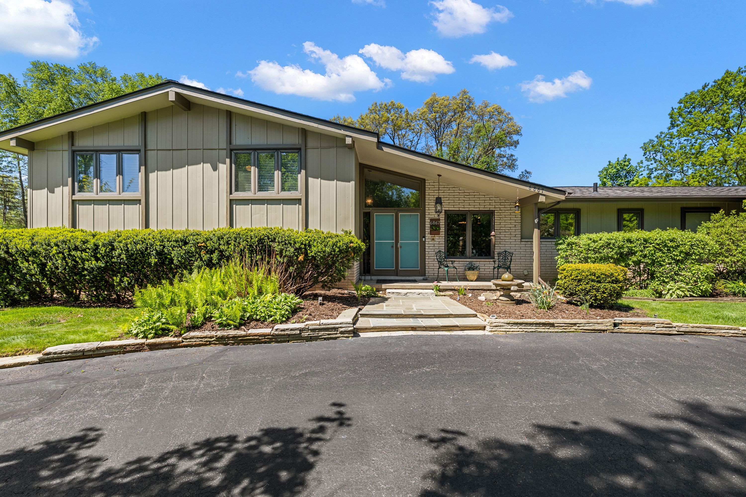 6867 KILLARNEY Drive
