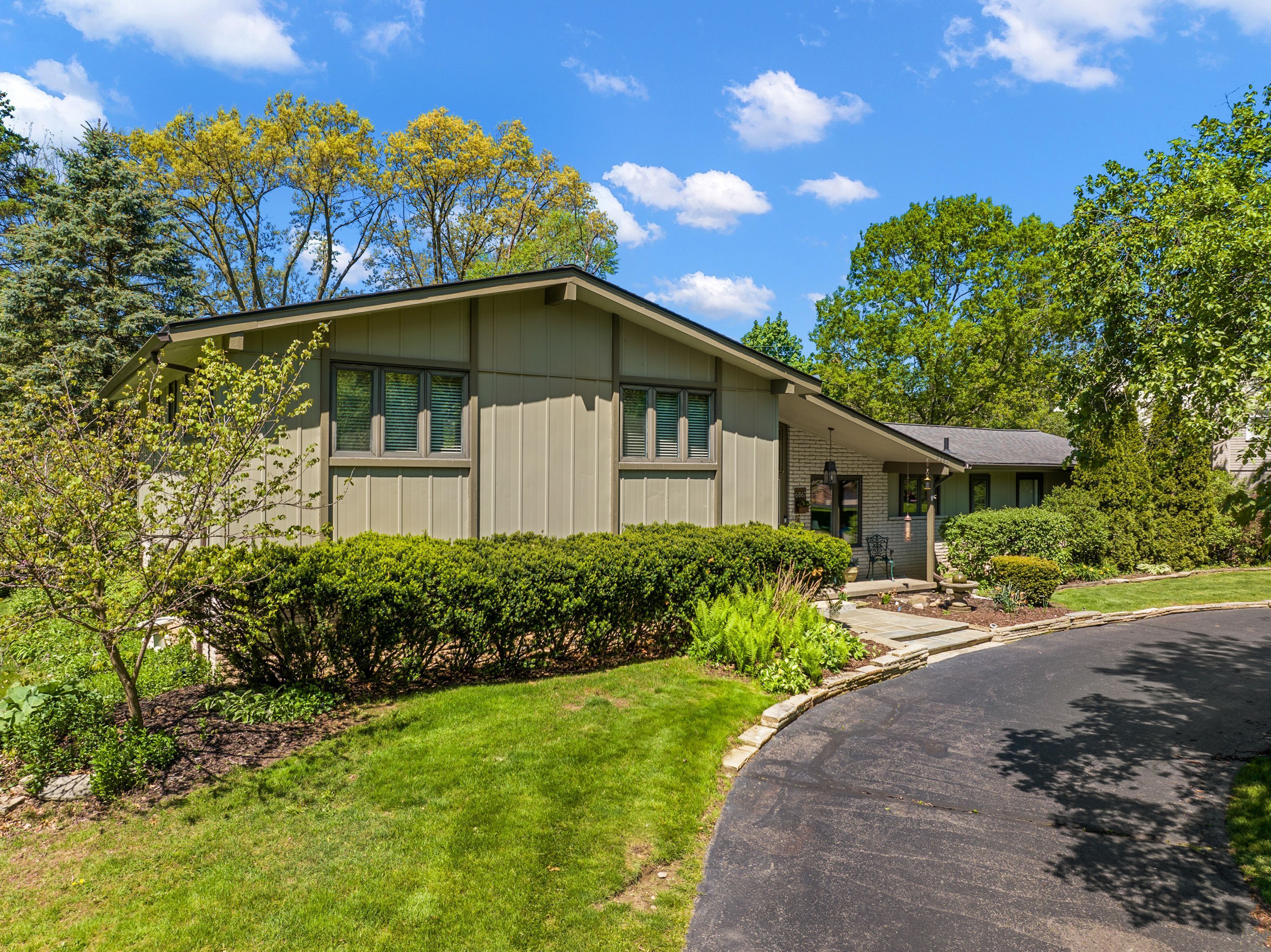 6867 KILLARNEY Drive