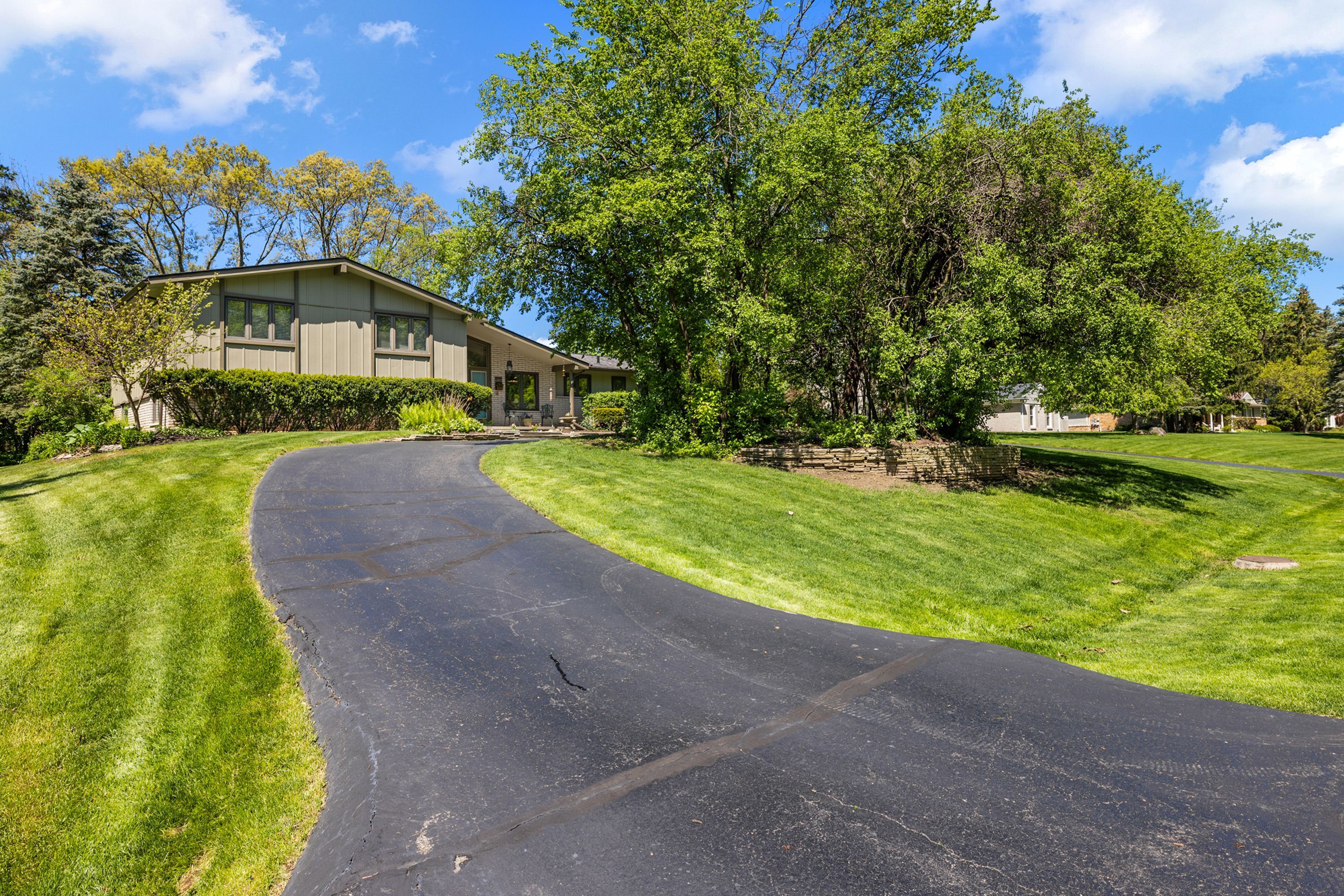 6867 KILLARNEY Drive