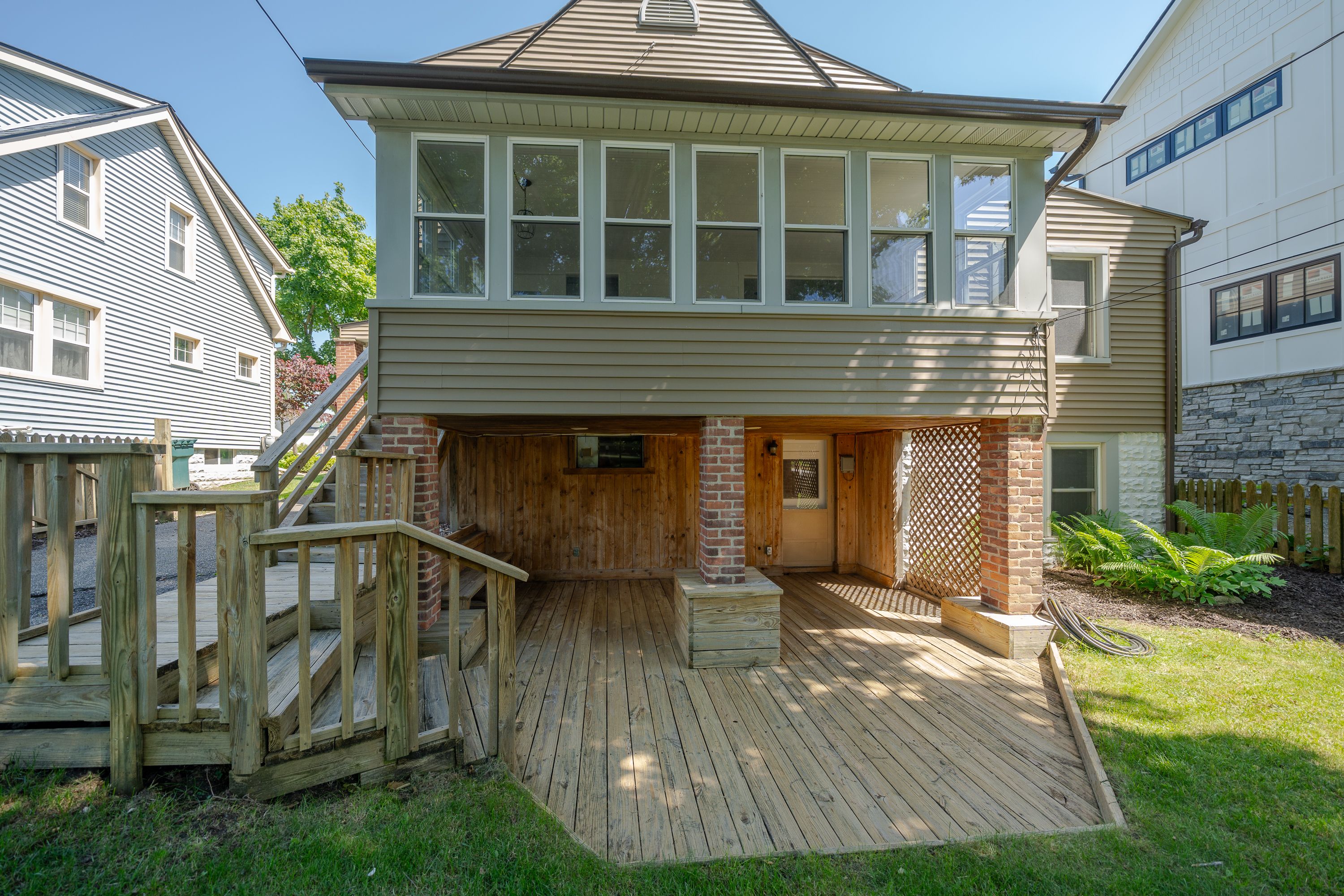 537 W 3RD Street