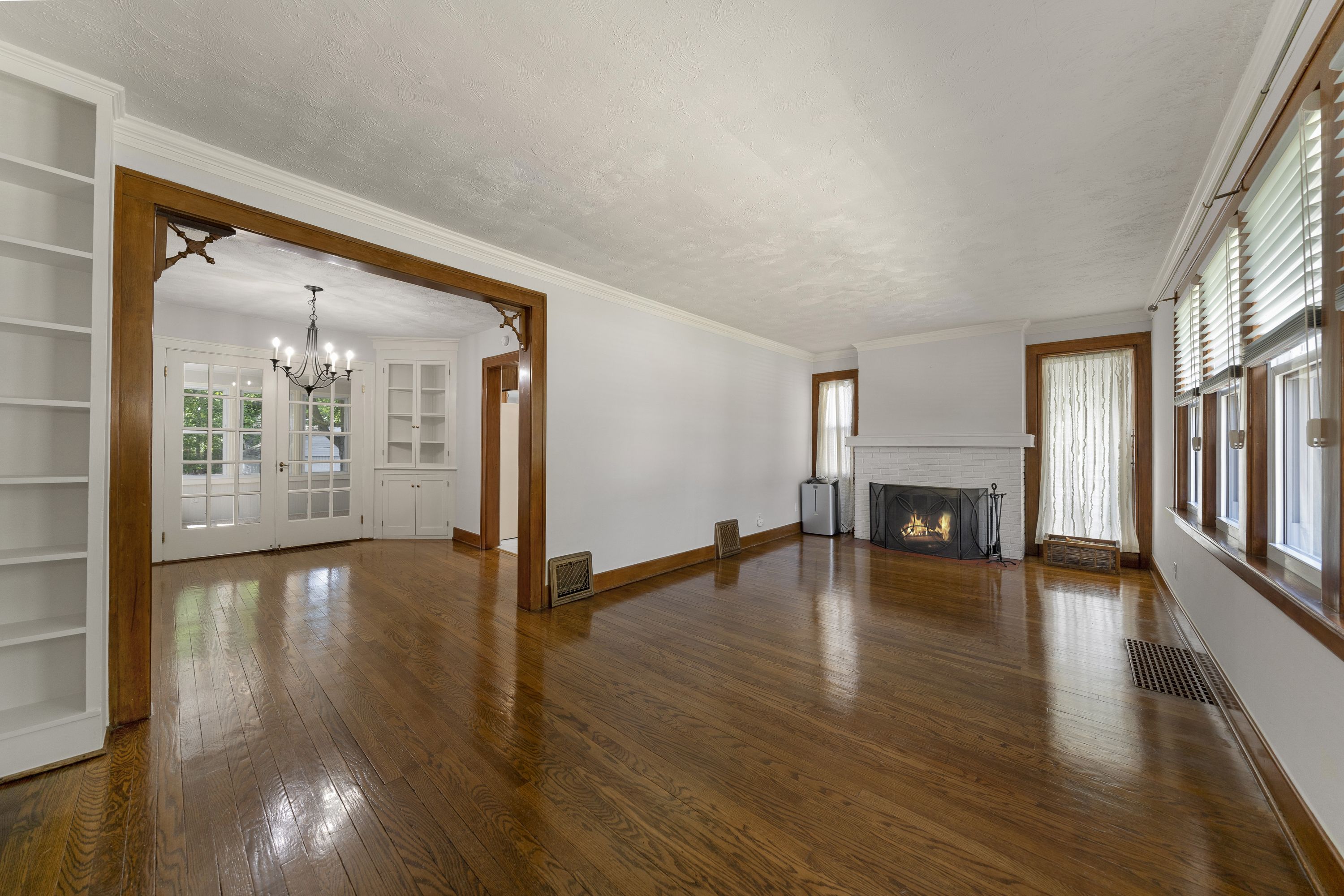 537 W 3RD Street