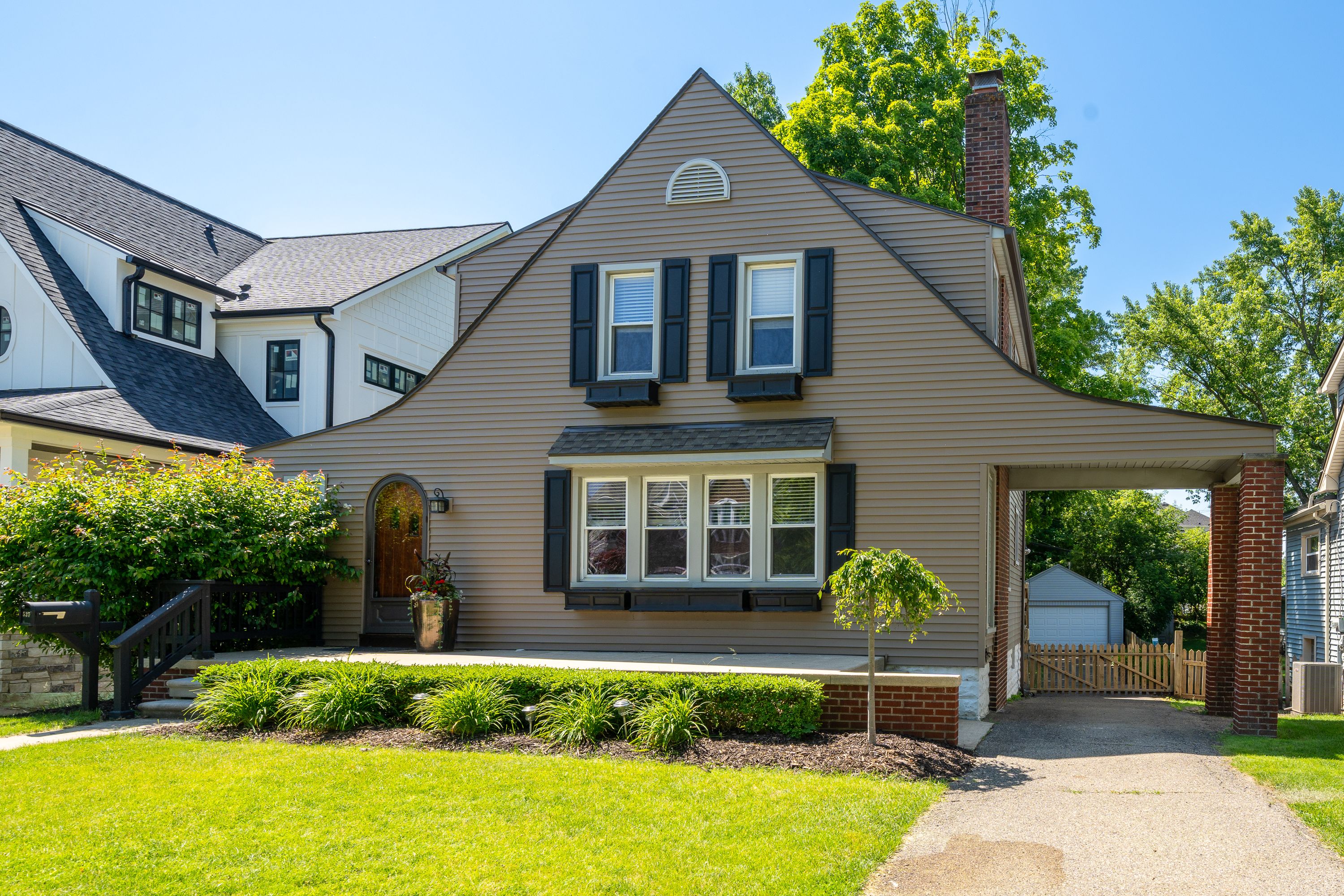 537 W 3RD Street