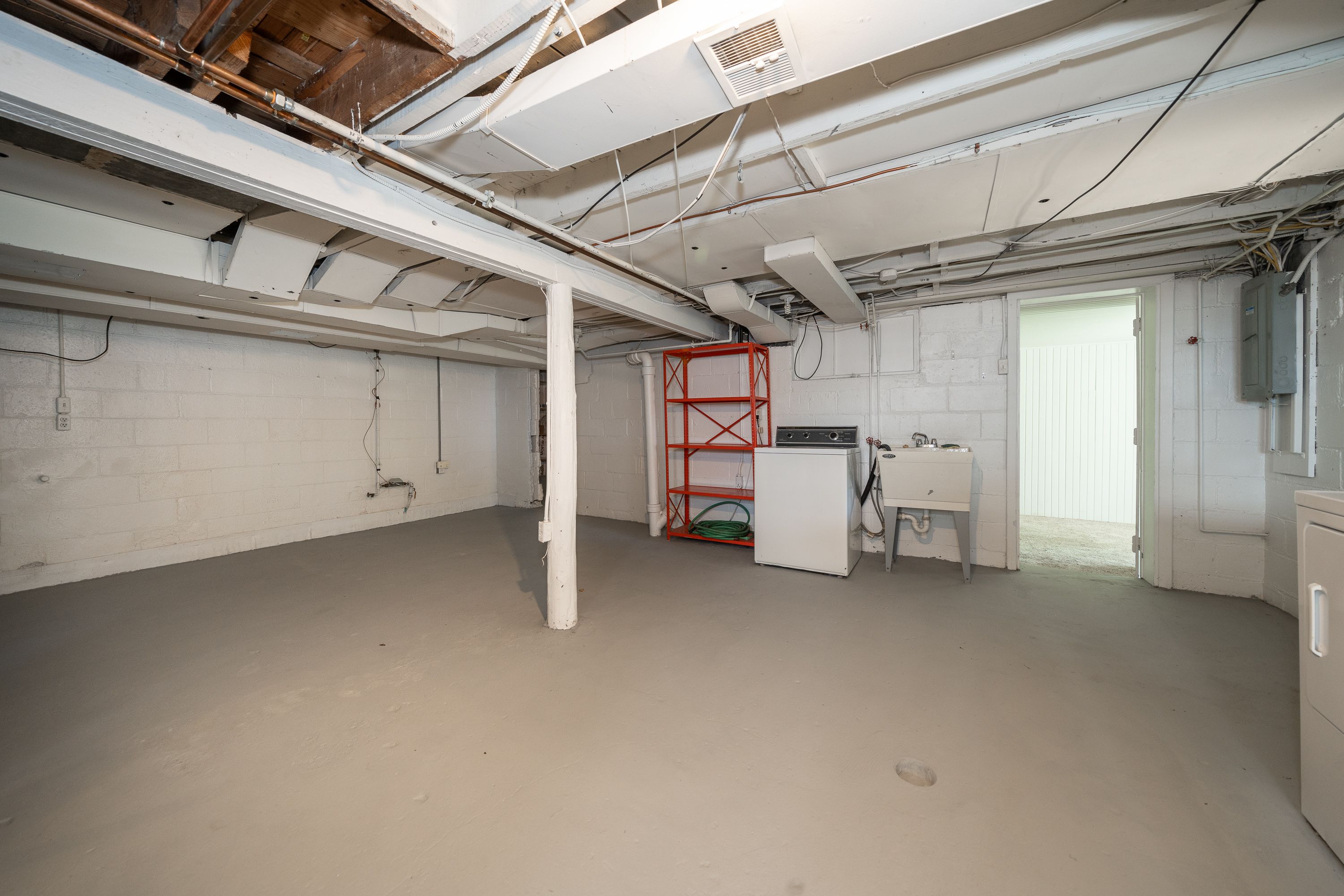 537 W 3RD Street