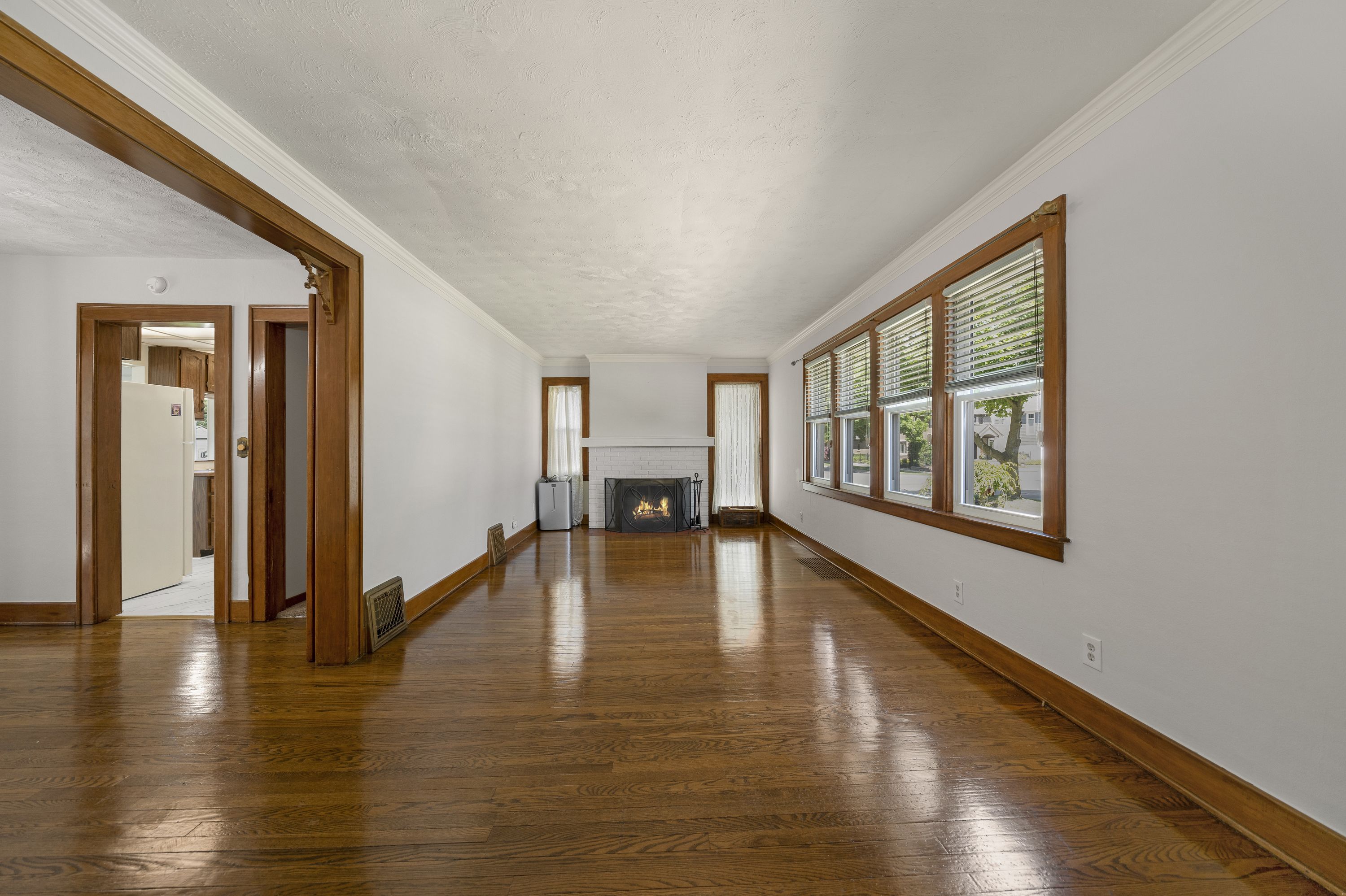 537 W 3RD Street