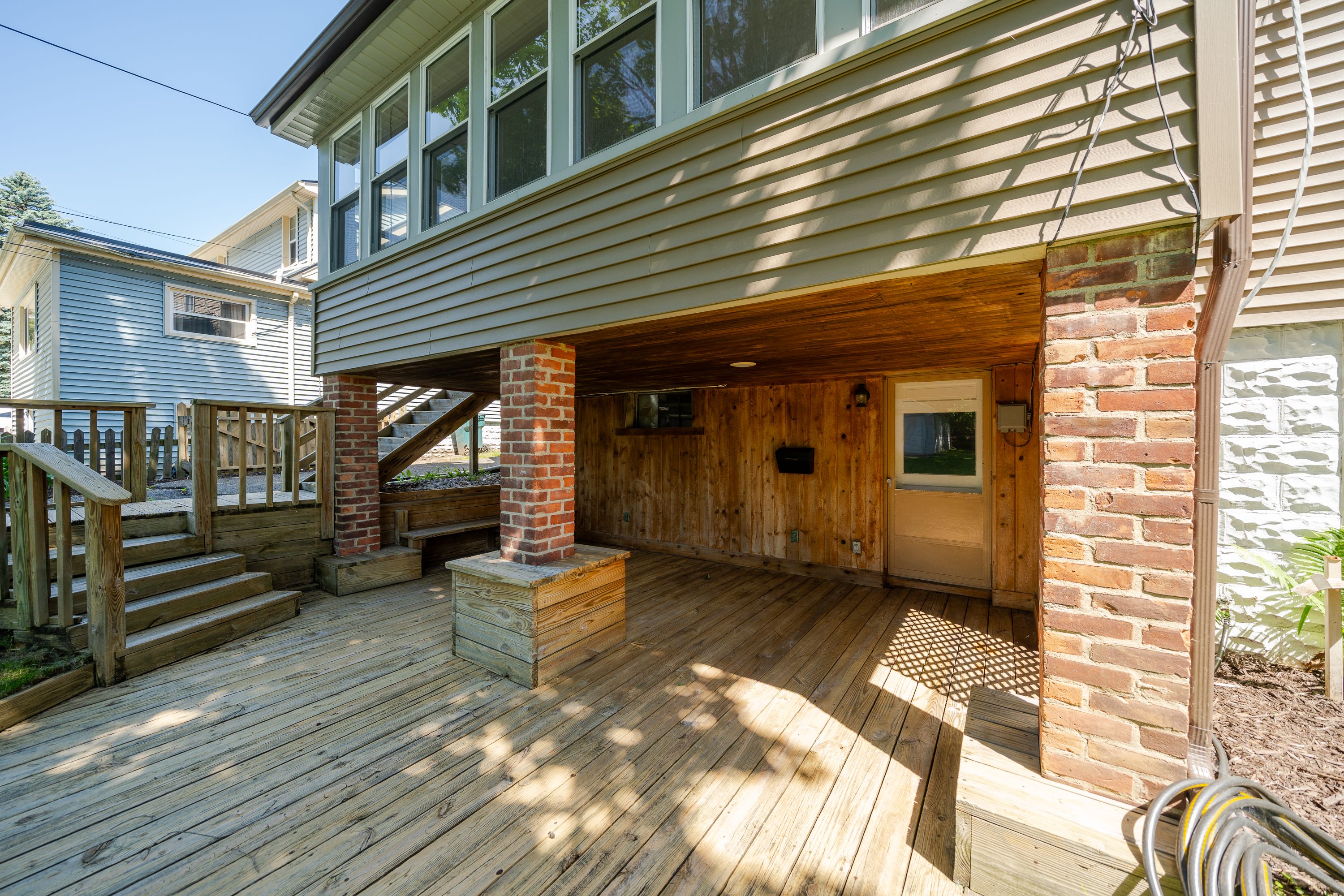 537 W 3RD Street