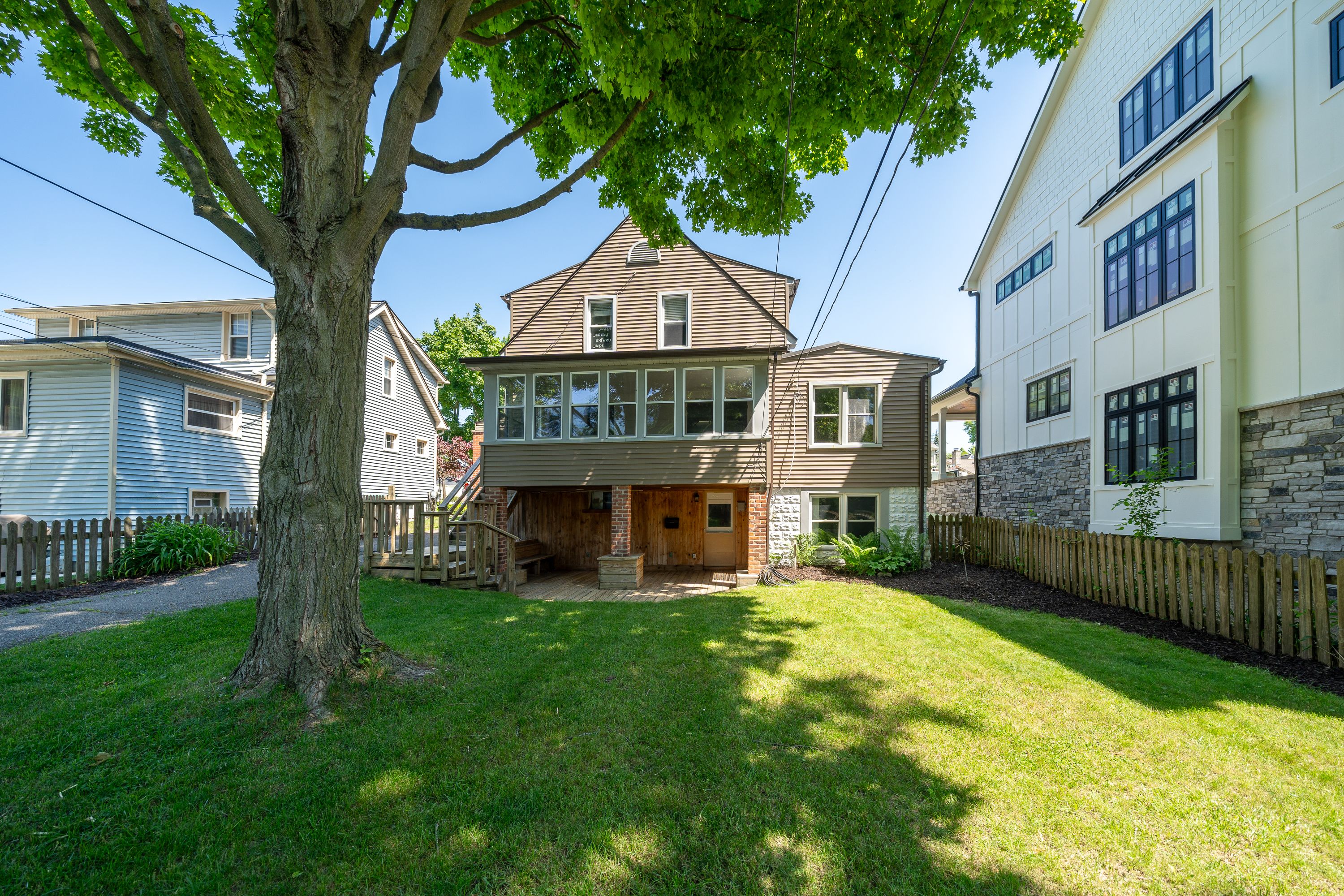 537 W 3RD Street