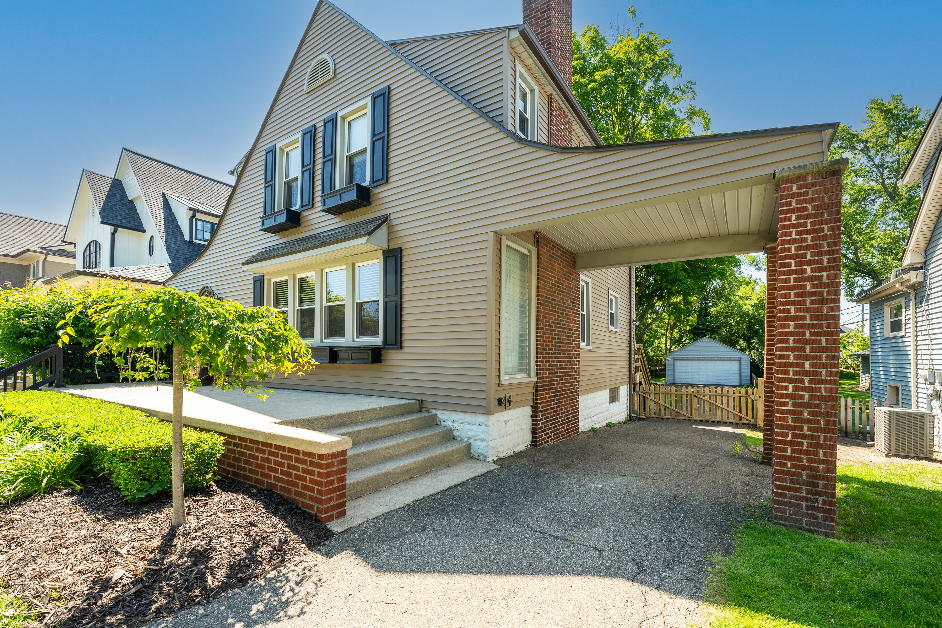 537 W 3RD Street