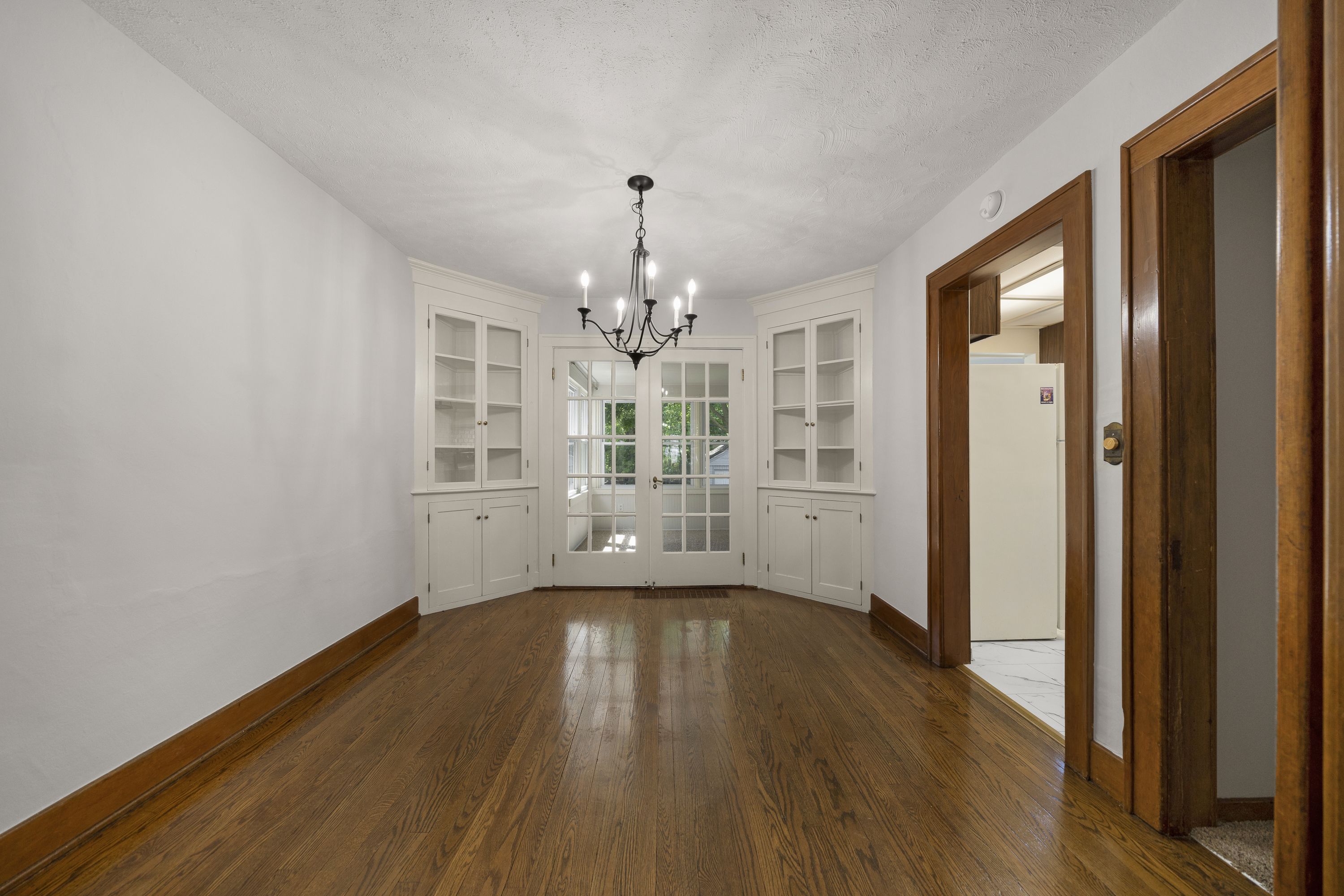 537 W 3RD Street
