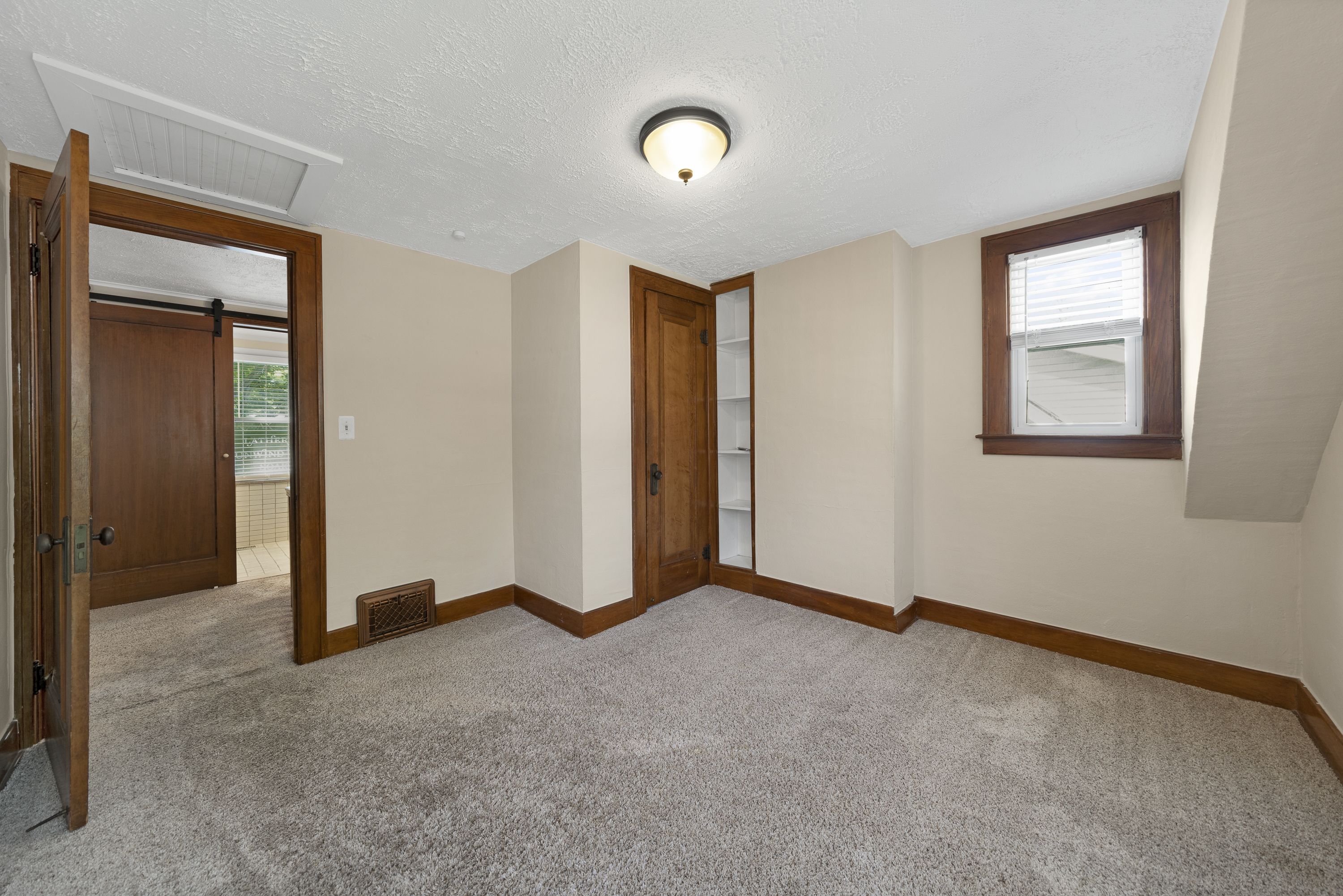 537 W 3RD Street