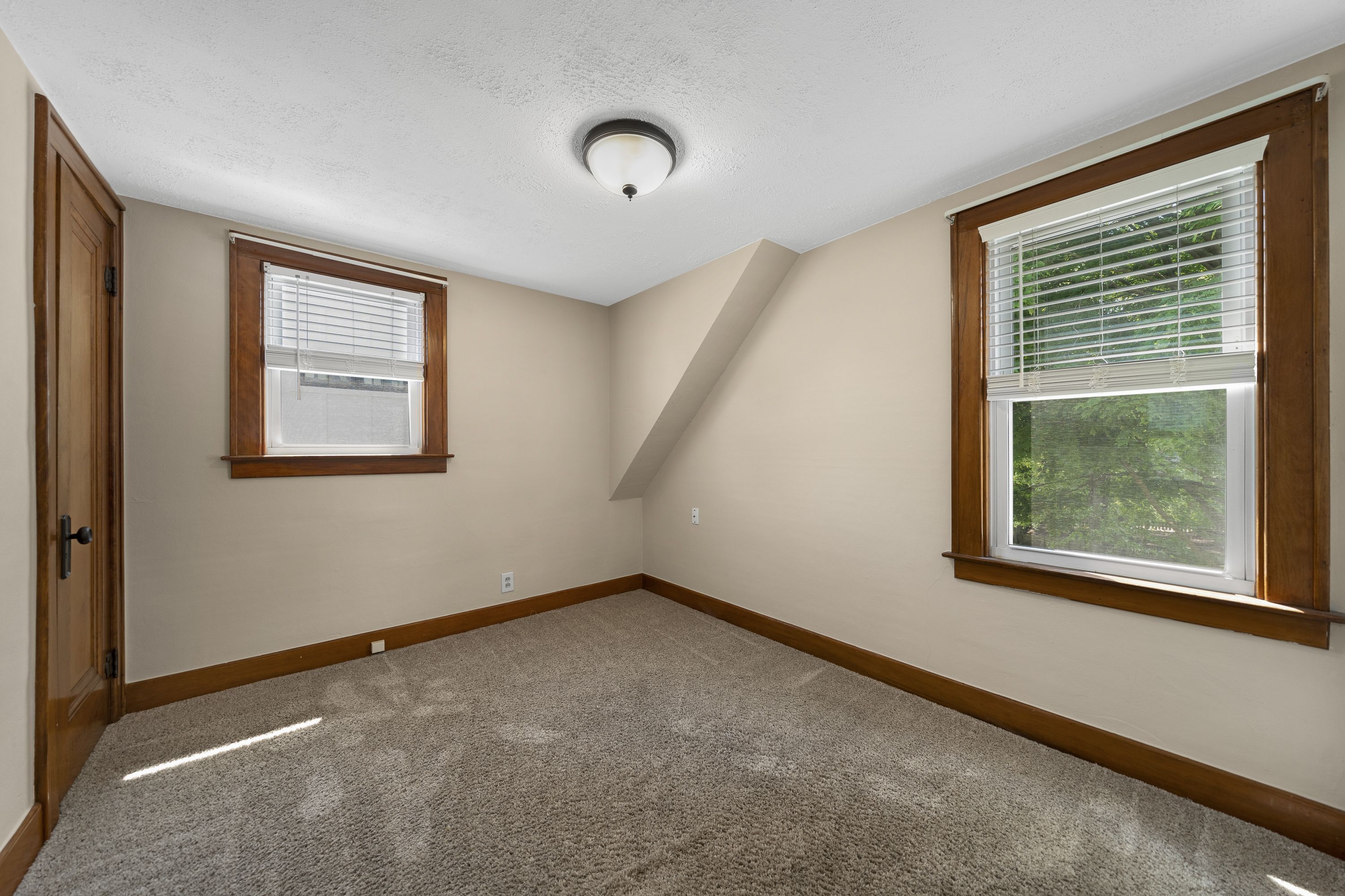 537 W 3RD Street