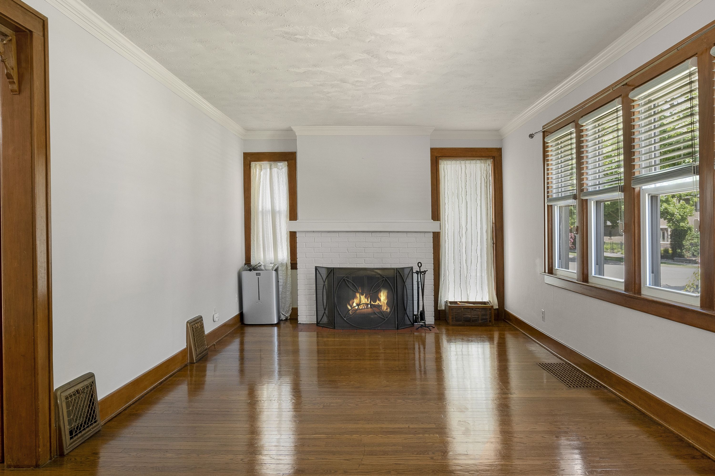 537 W 3RD Street