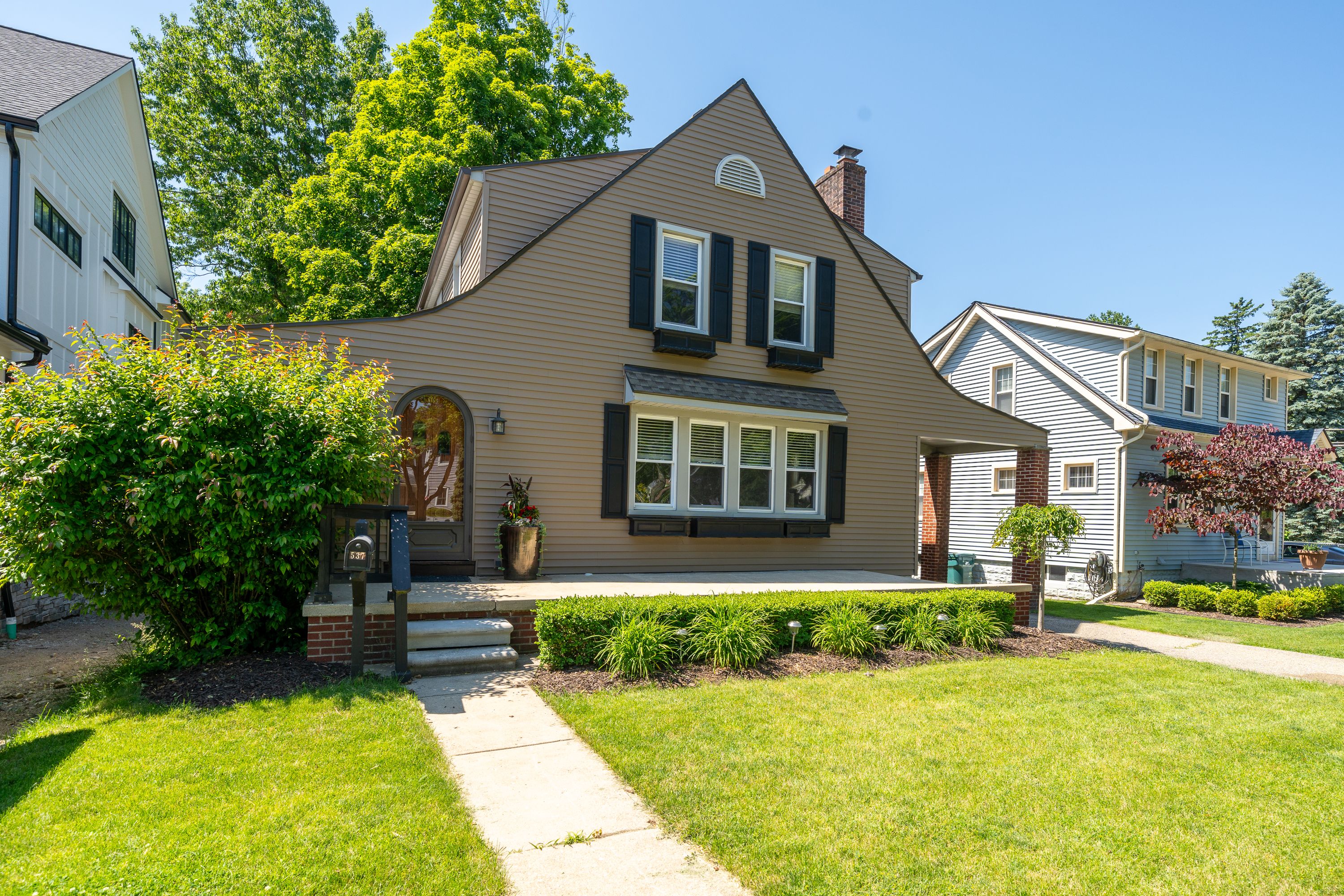 537 W 3RD Street