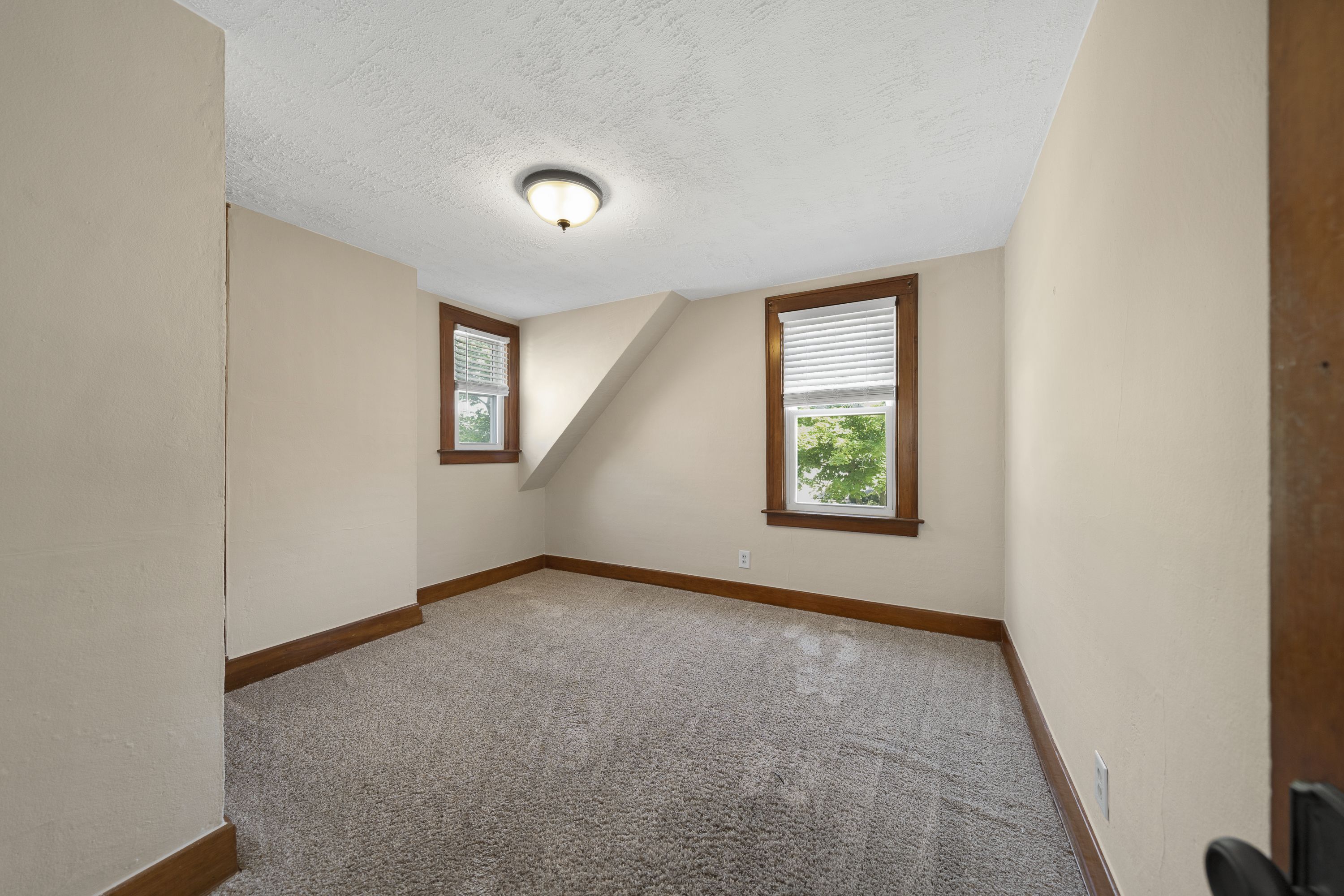 537 W 3RD Street