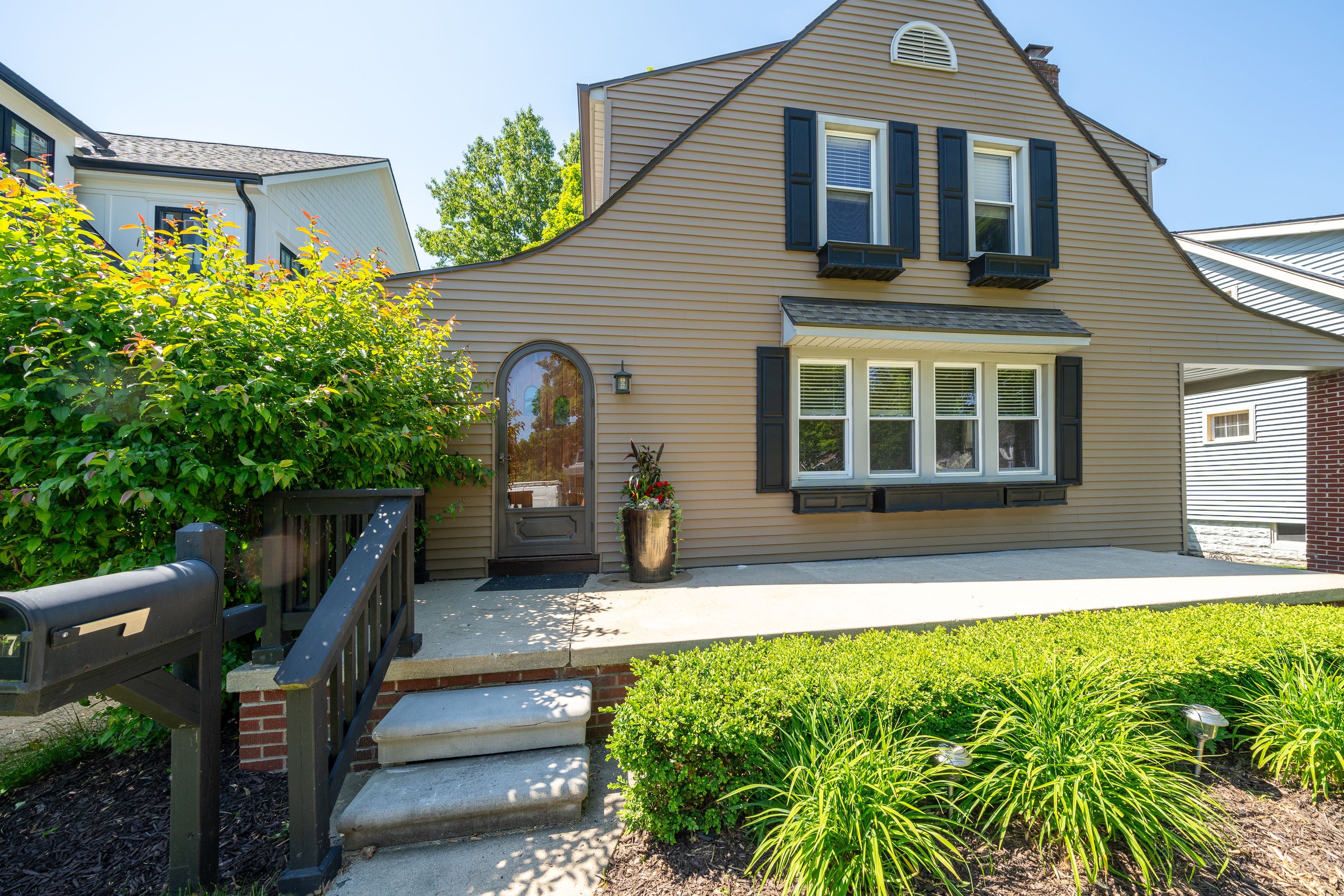 537 W 3RD Street