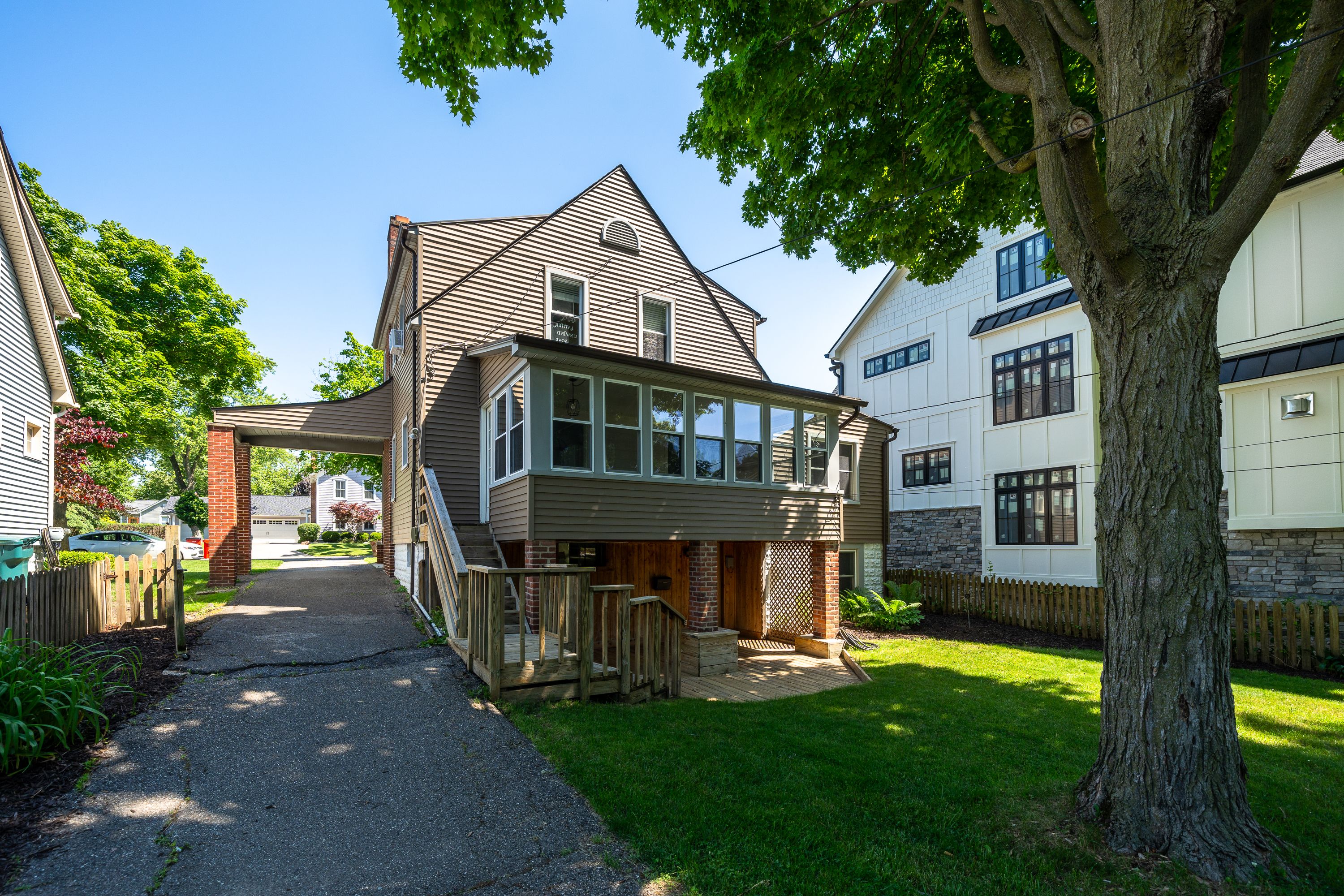 537 W 3RD Street