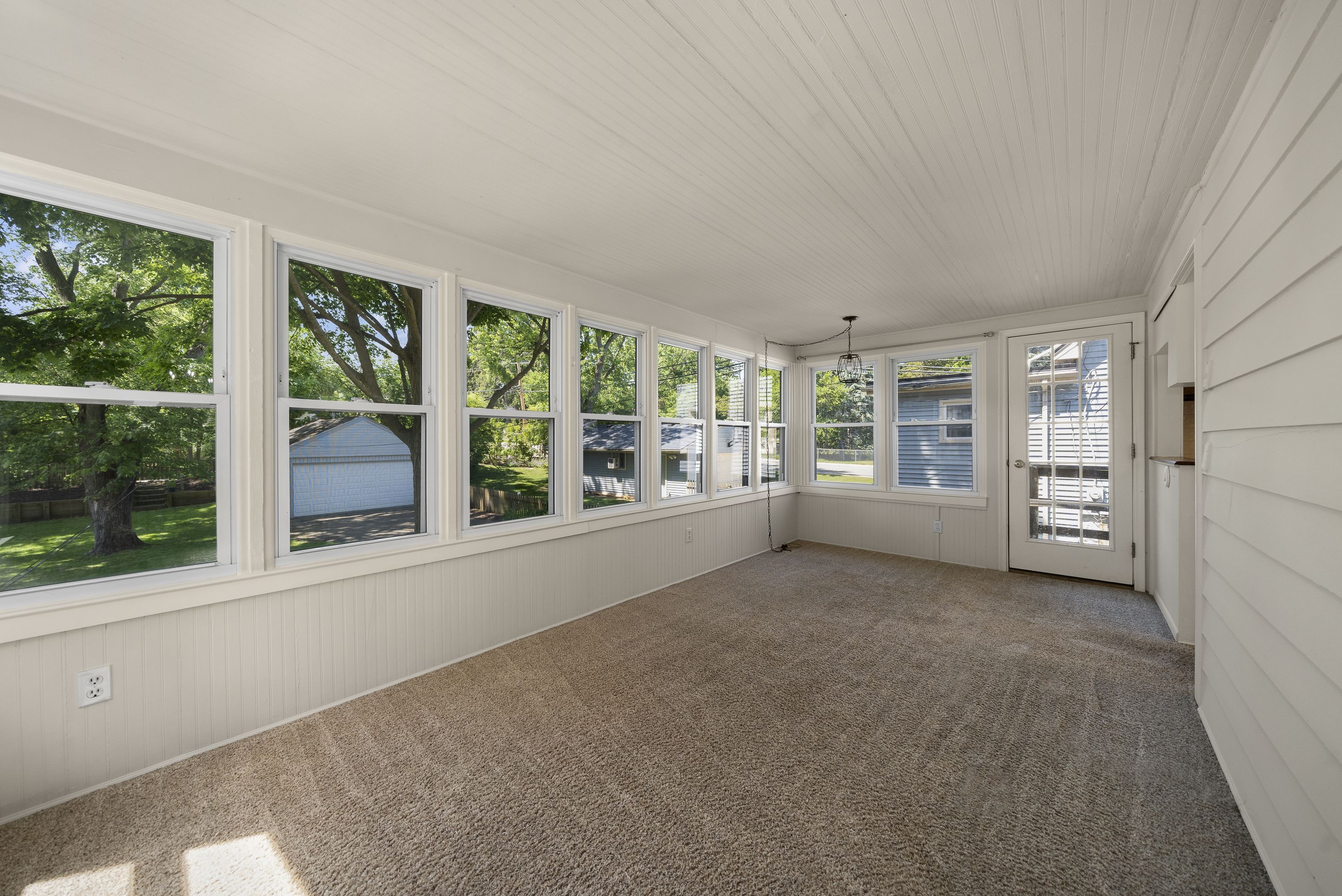 537 W 3RD Street