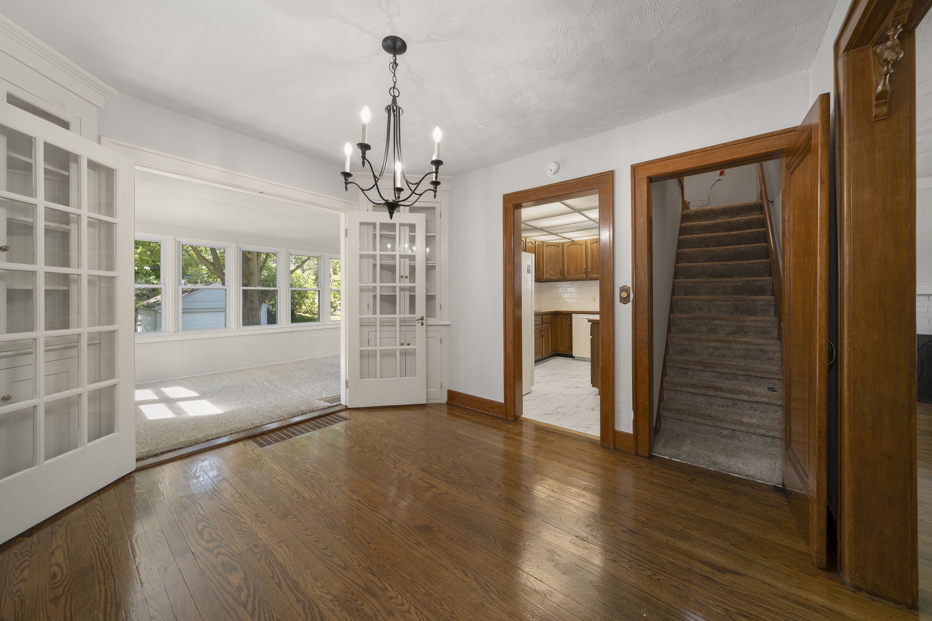 537 W 3RD Street