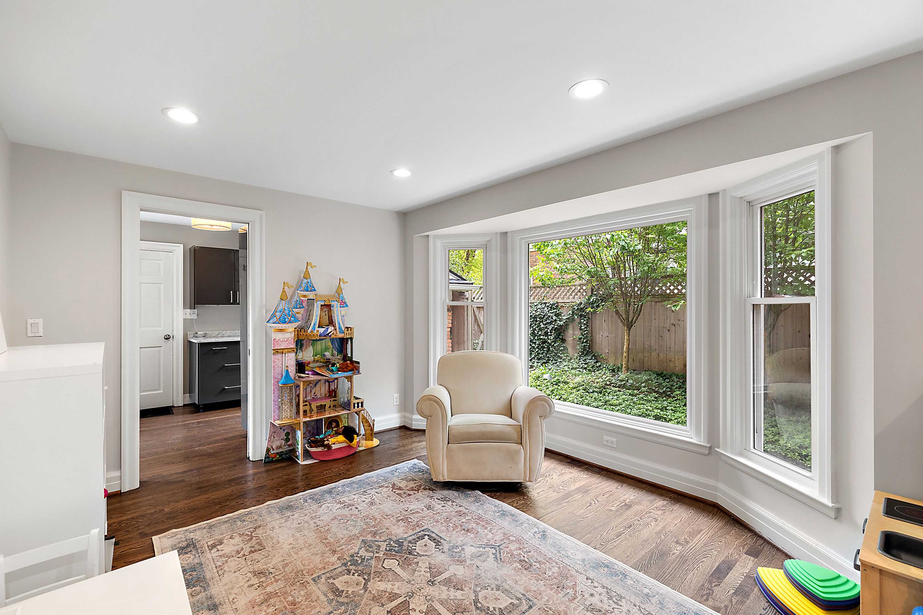 463 HENLEY Street