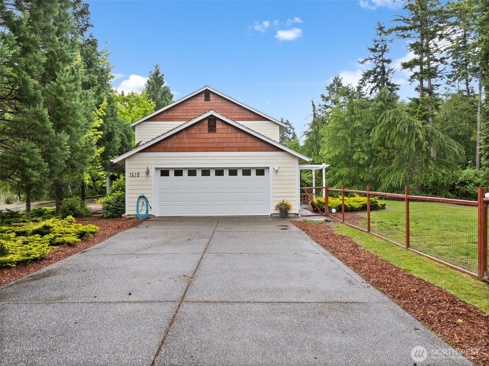 1412 Leschi Place