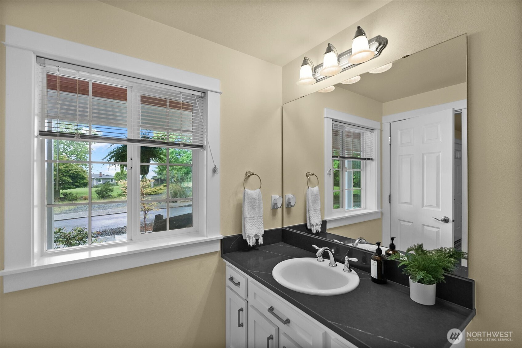 1412 Leschi Place