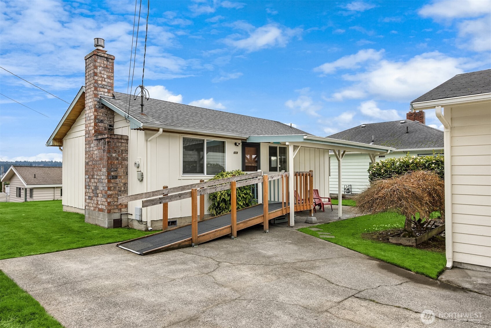 649 NE Sommerseth Street