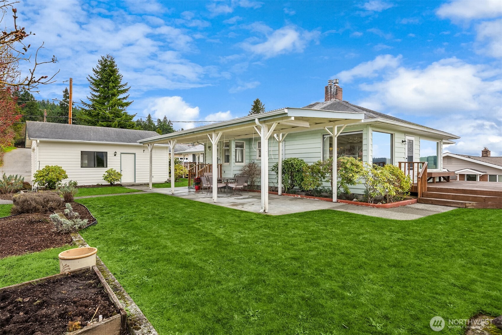 649 NE Sommerseth Street