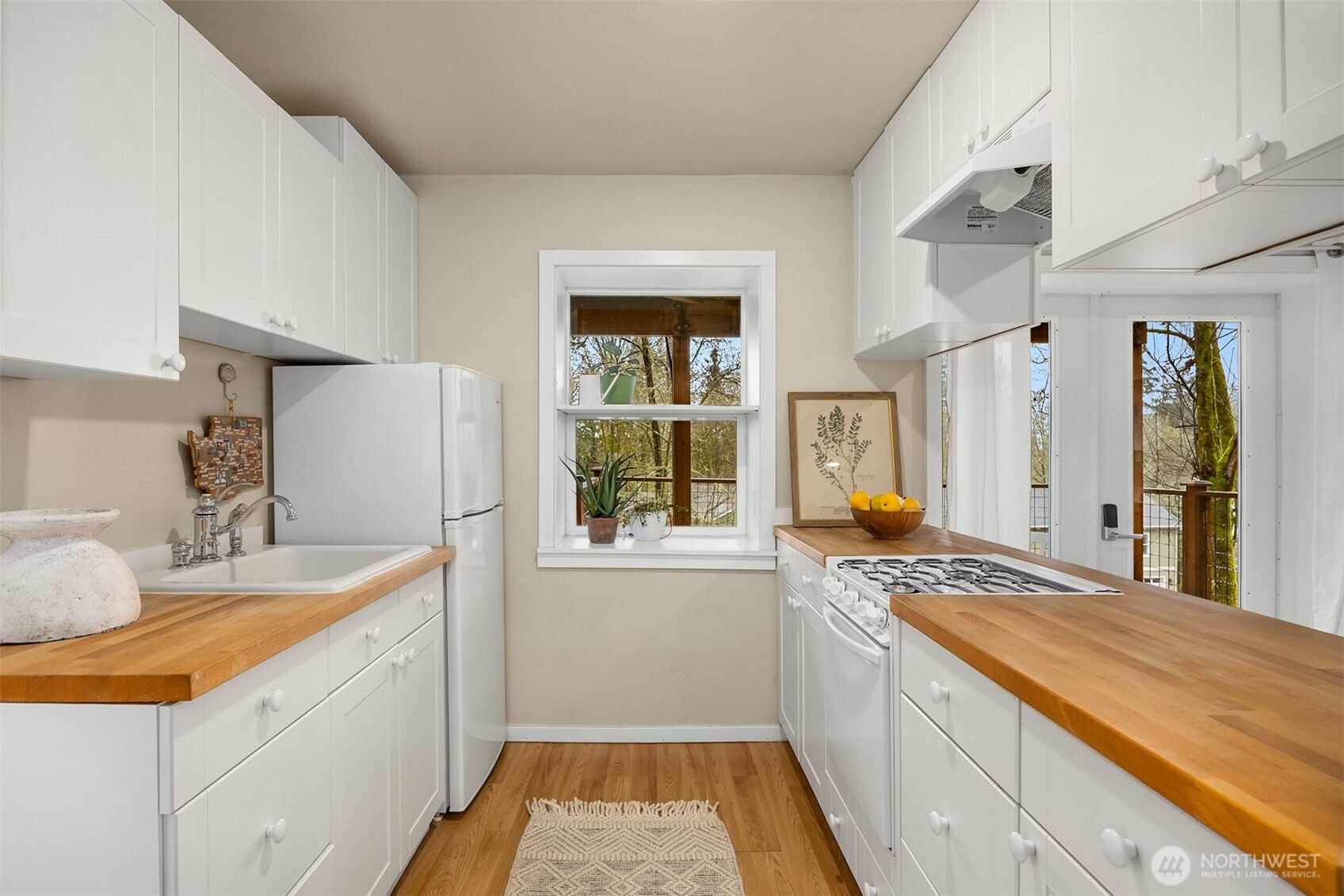 1585 NE Park View Drive