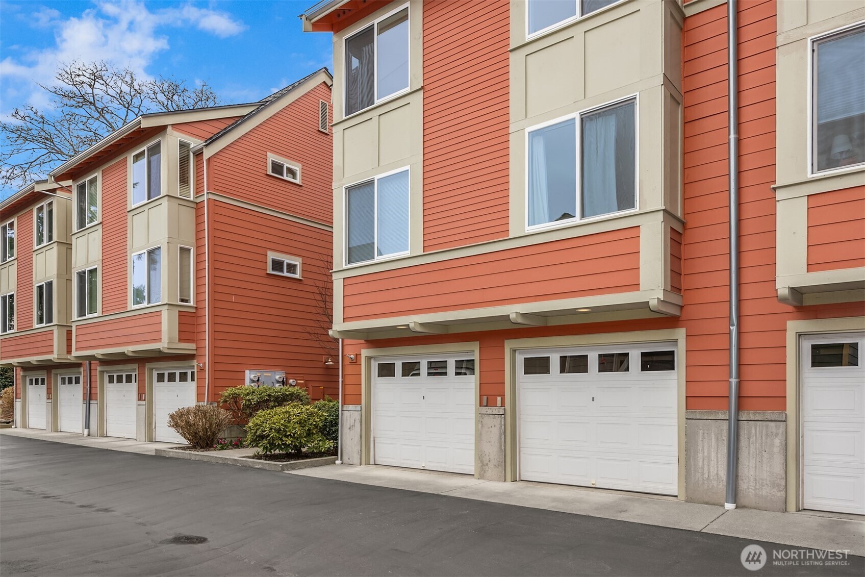 325 Winslow Way W Unit: 201