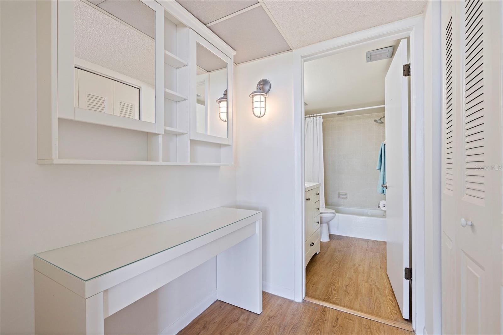 7600 BAYSHORE DR #208