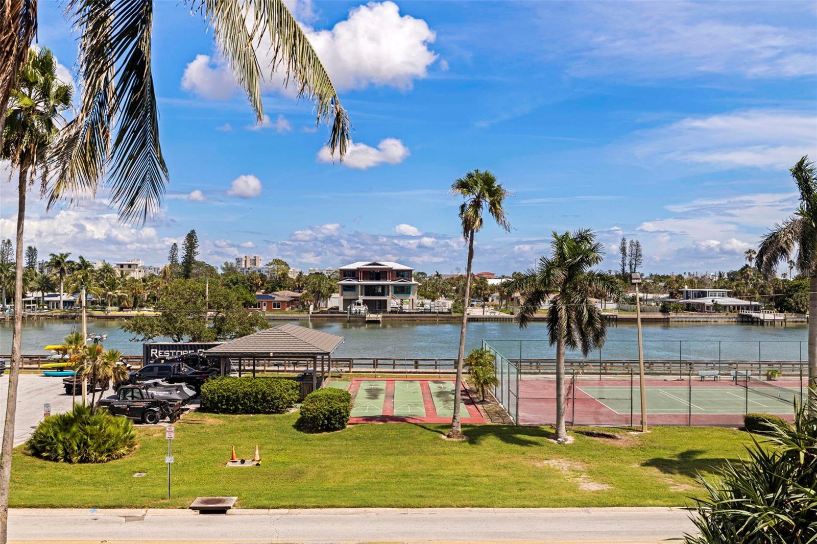 7600 BAYSHORE DR #208