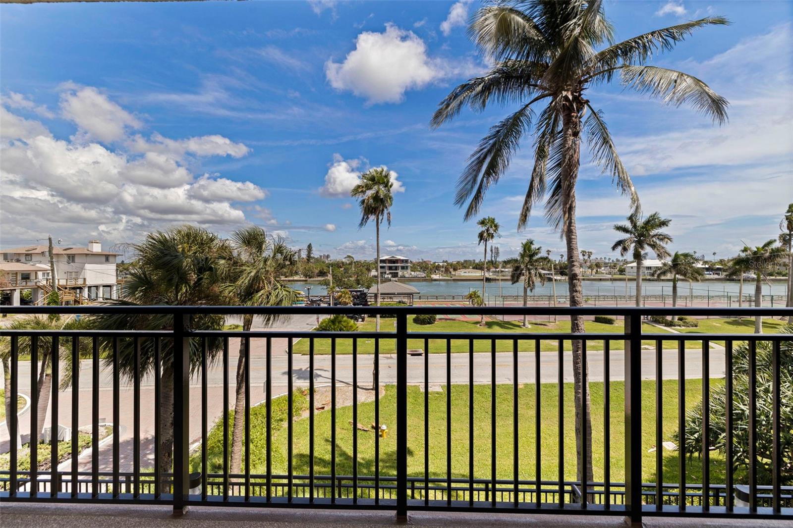 7600 BAYSHORE DR #208