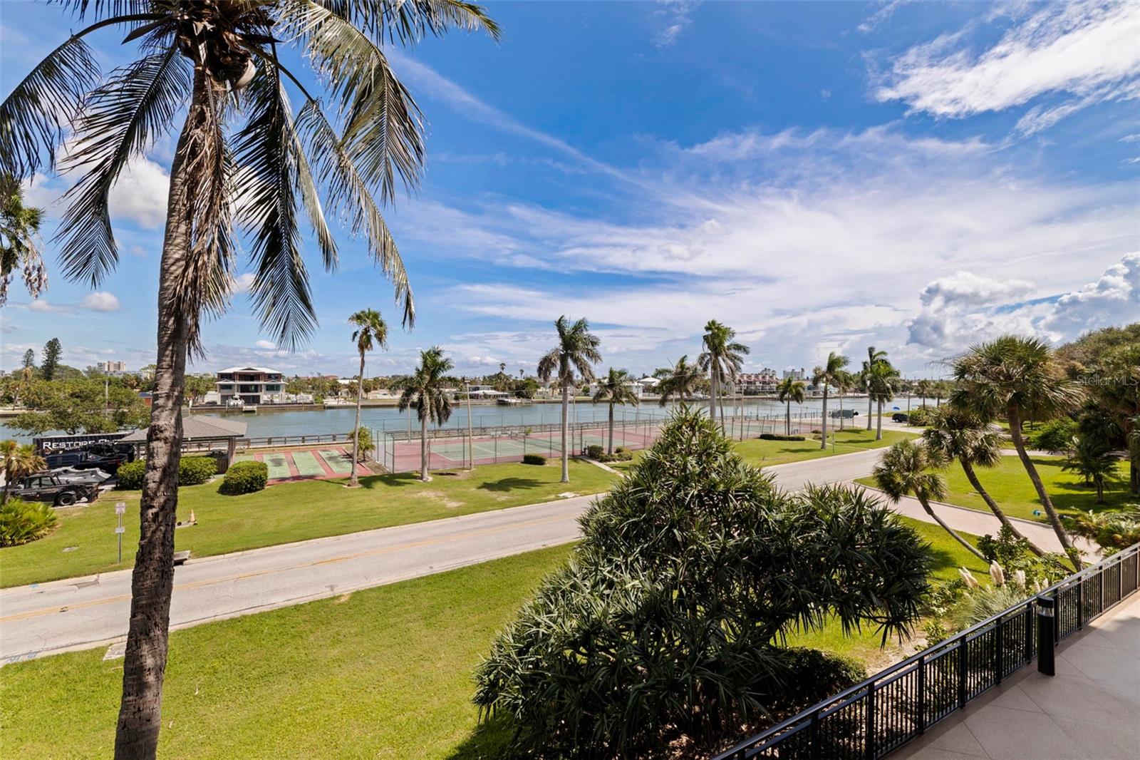 7600 BAYSHORE DR #208