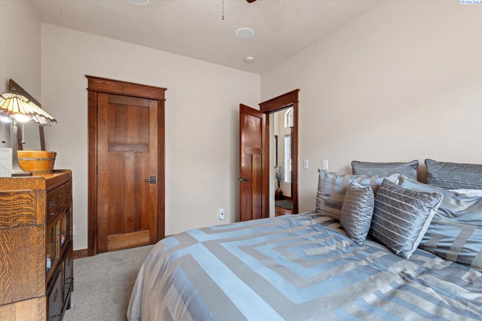 4218 W 32nd