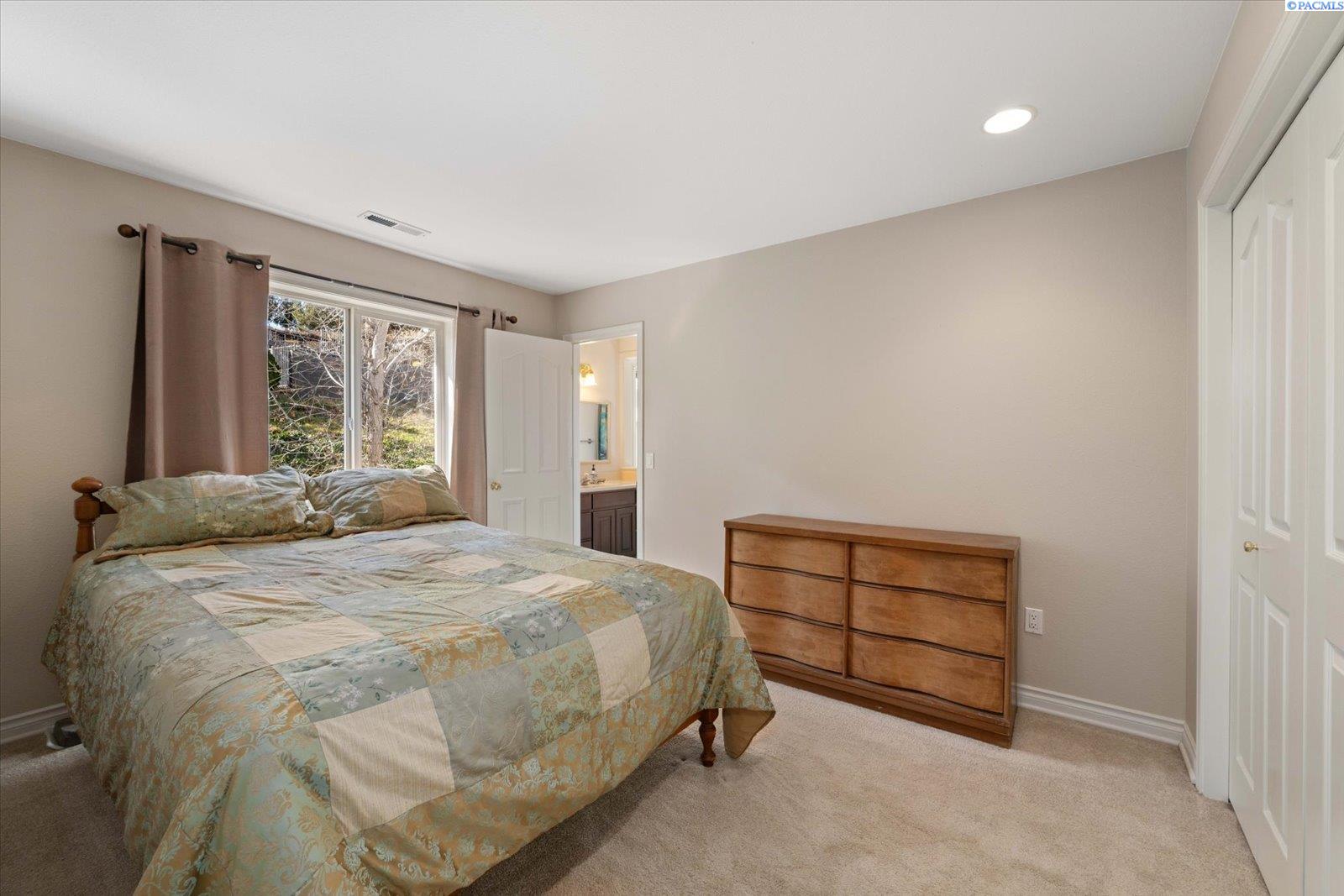 1213 Brentwood Ave