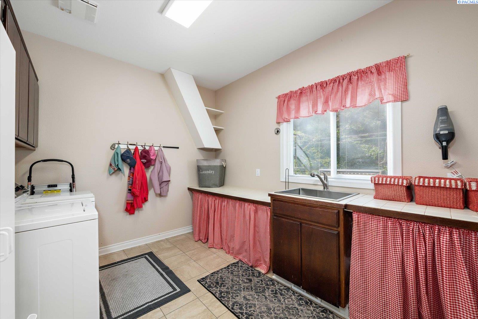 1213 Brentwood Ave