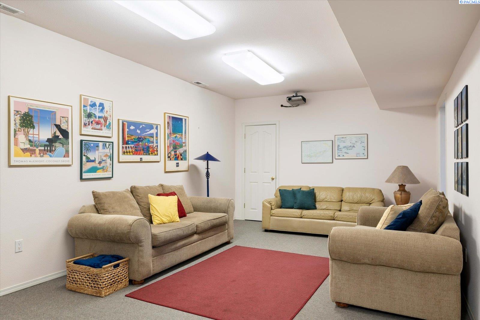 1213 Brentwood Ave