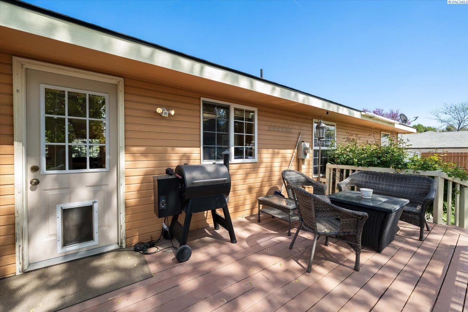 1713 W 8th Place