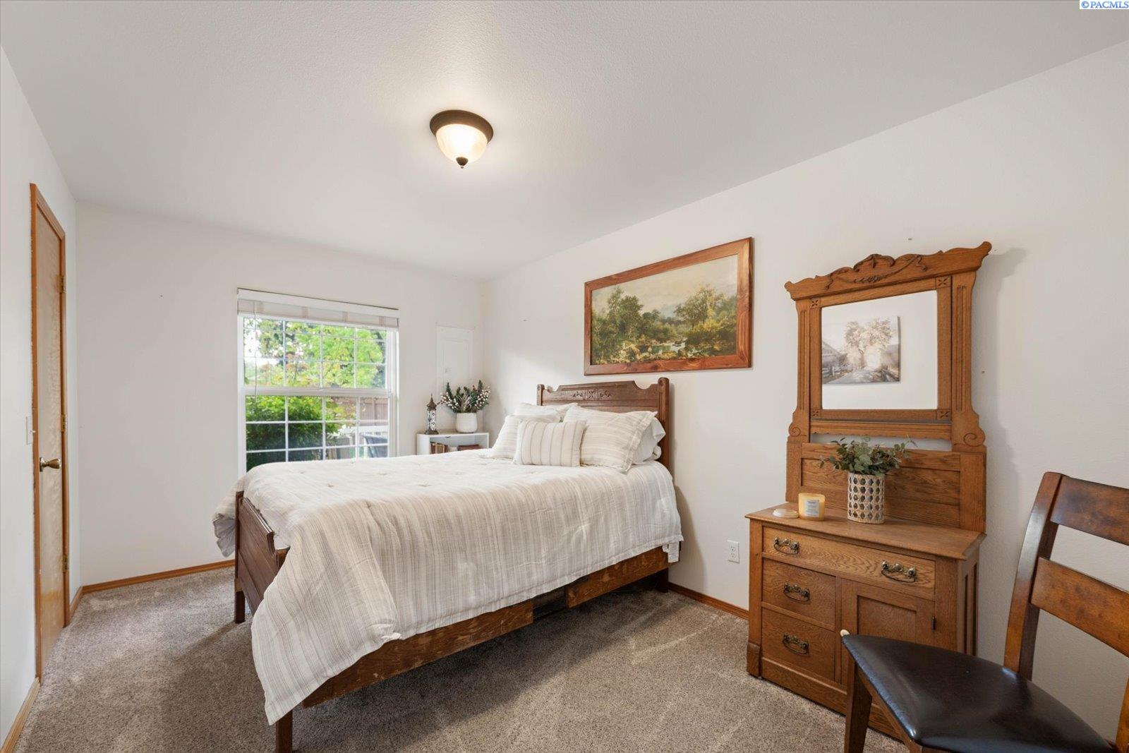 1713 W 8th Place