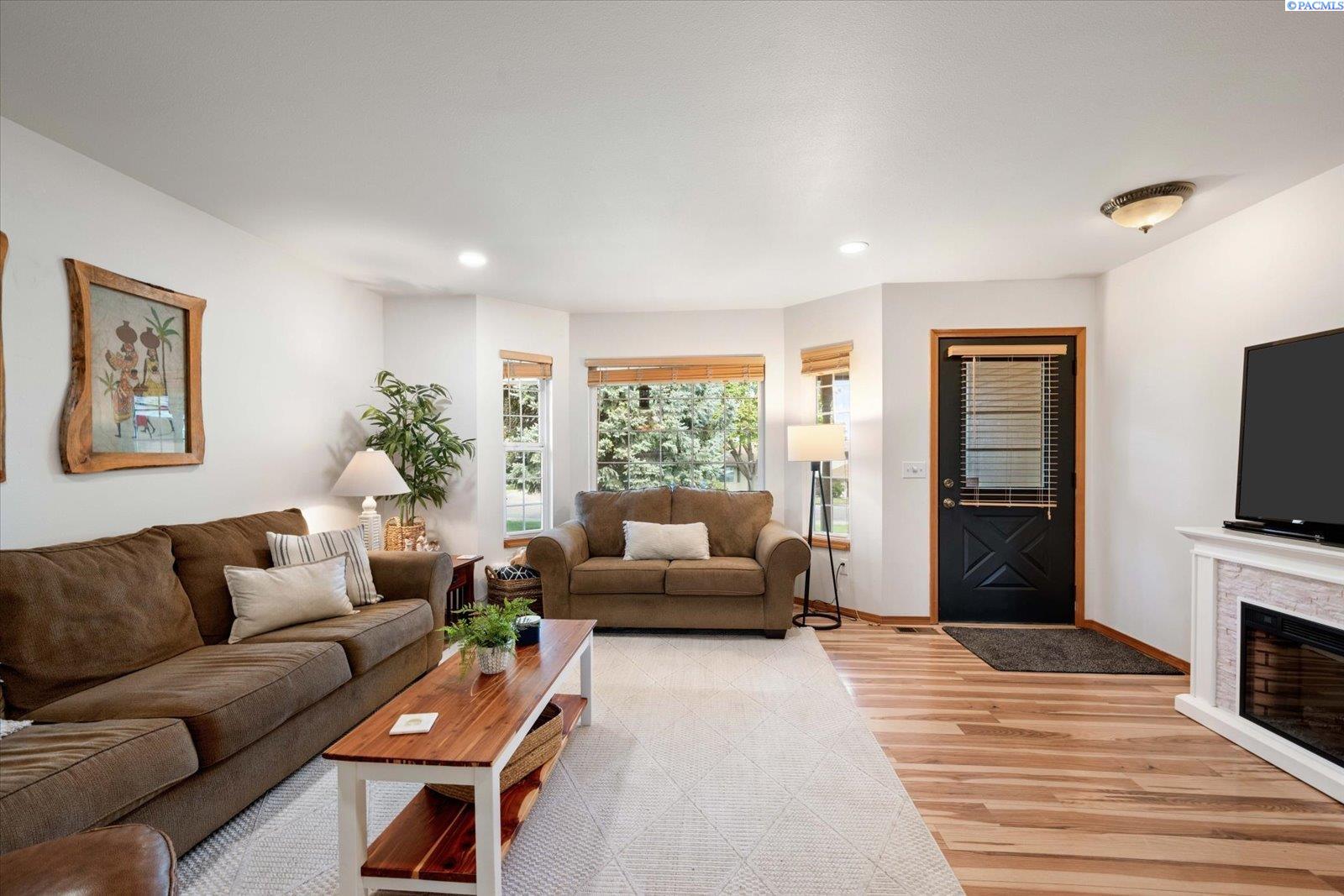1713 W 8th Place