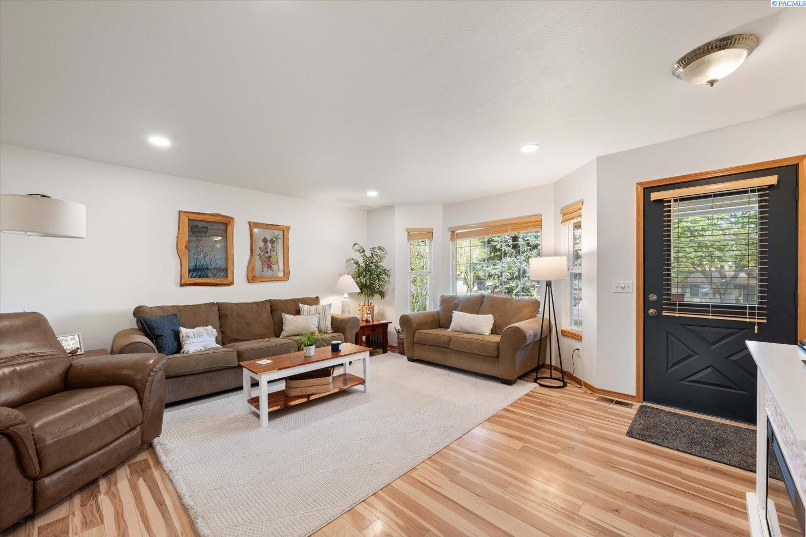 1713 W 8th Place