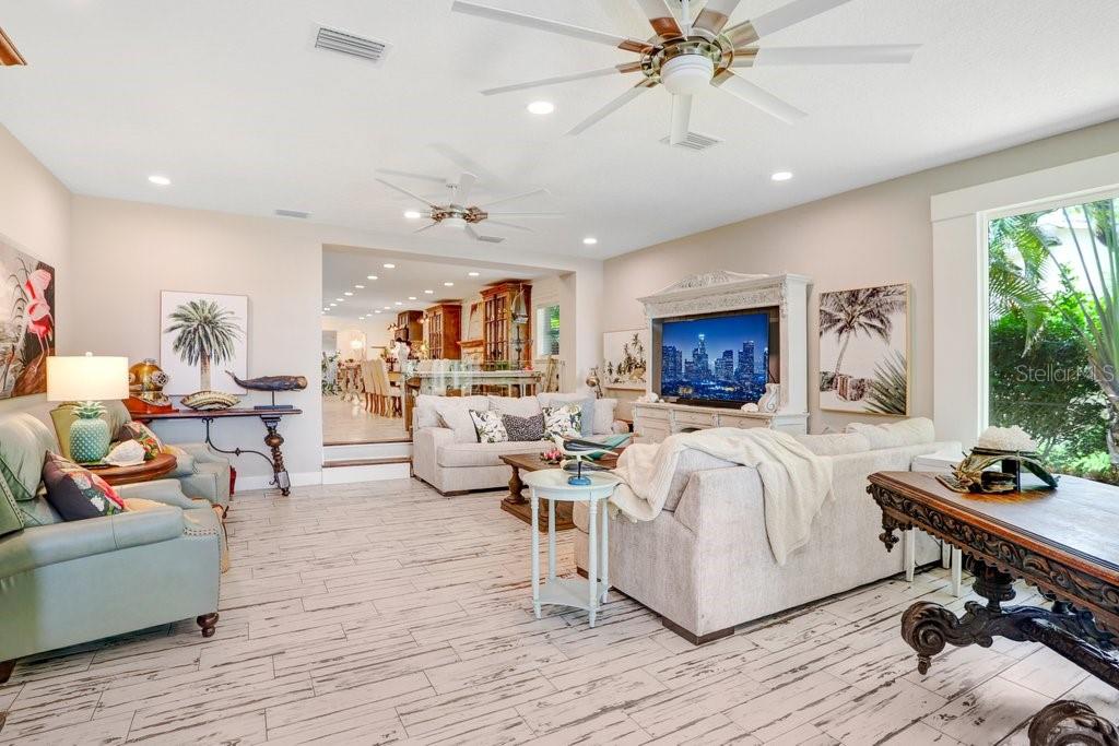 8903 DONNA LU DR