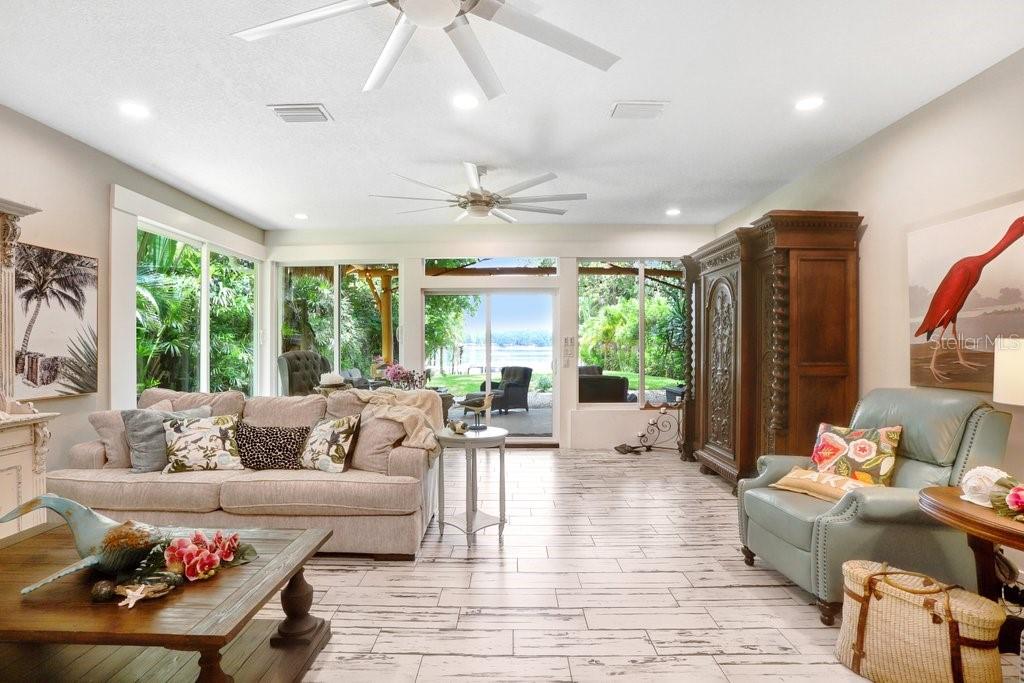 8903 DONNA LU DR