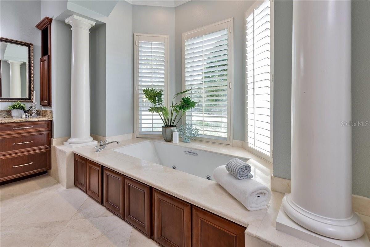 9814 EMERALD LINKS DR