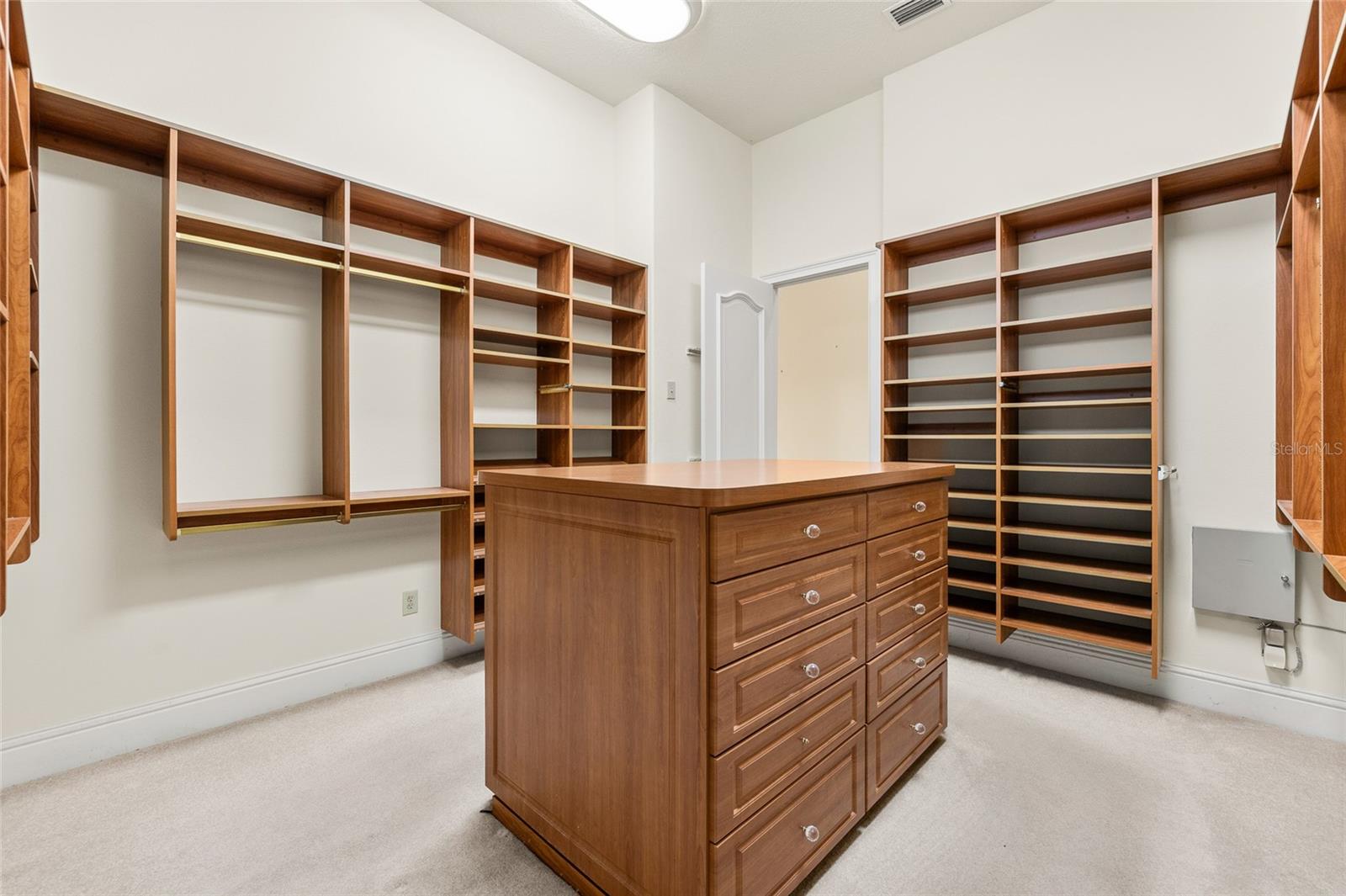 6800 WISTERIA LOOP